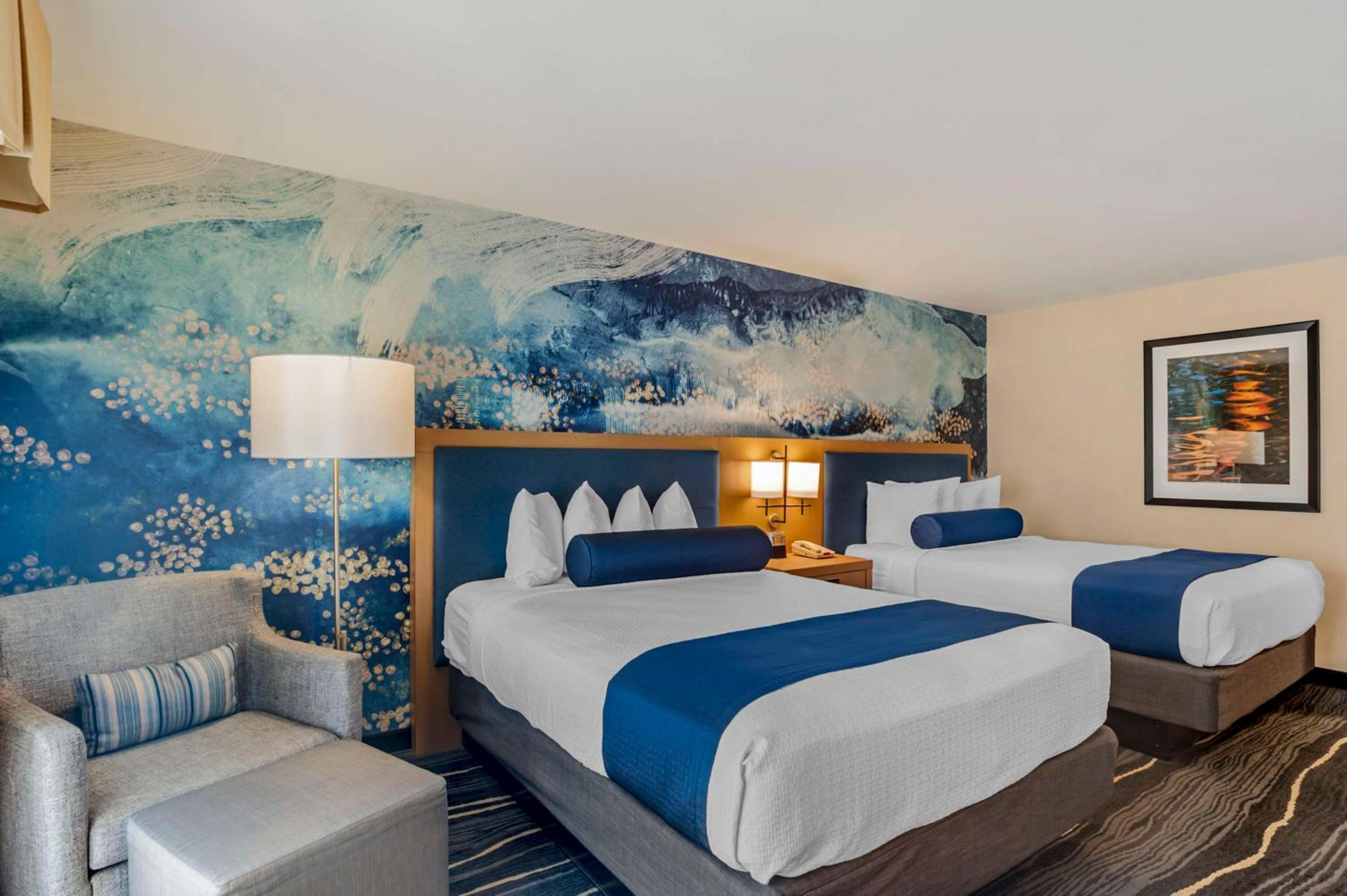 Queen Room with Two Queen Beds and Balcony - Non-Smoking - Photo 5