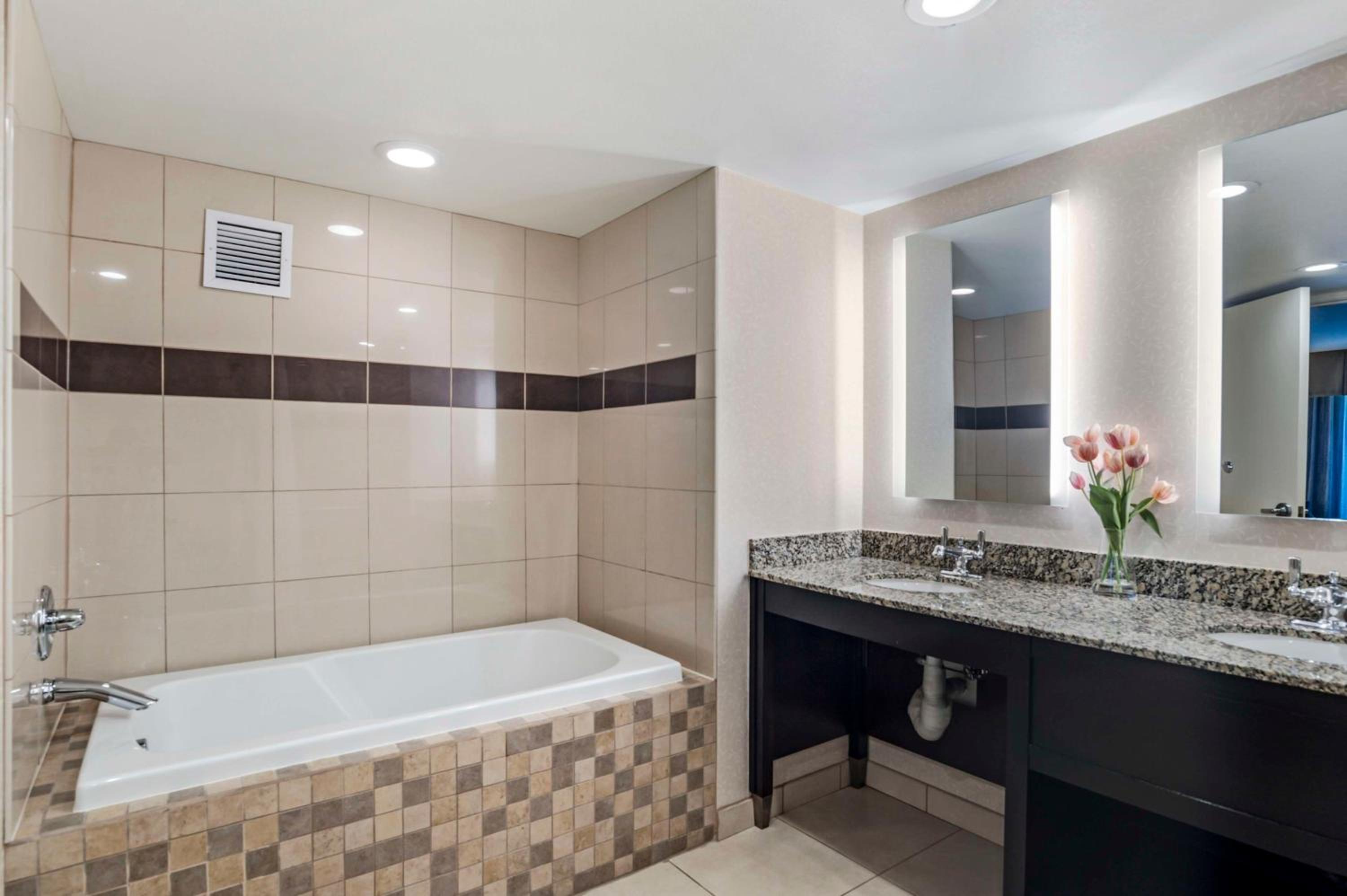 King Suite with Bath Tub and Sofa Bed - Disability Access/Non-Smoking - Photo 2