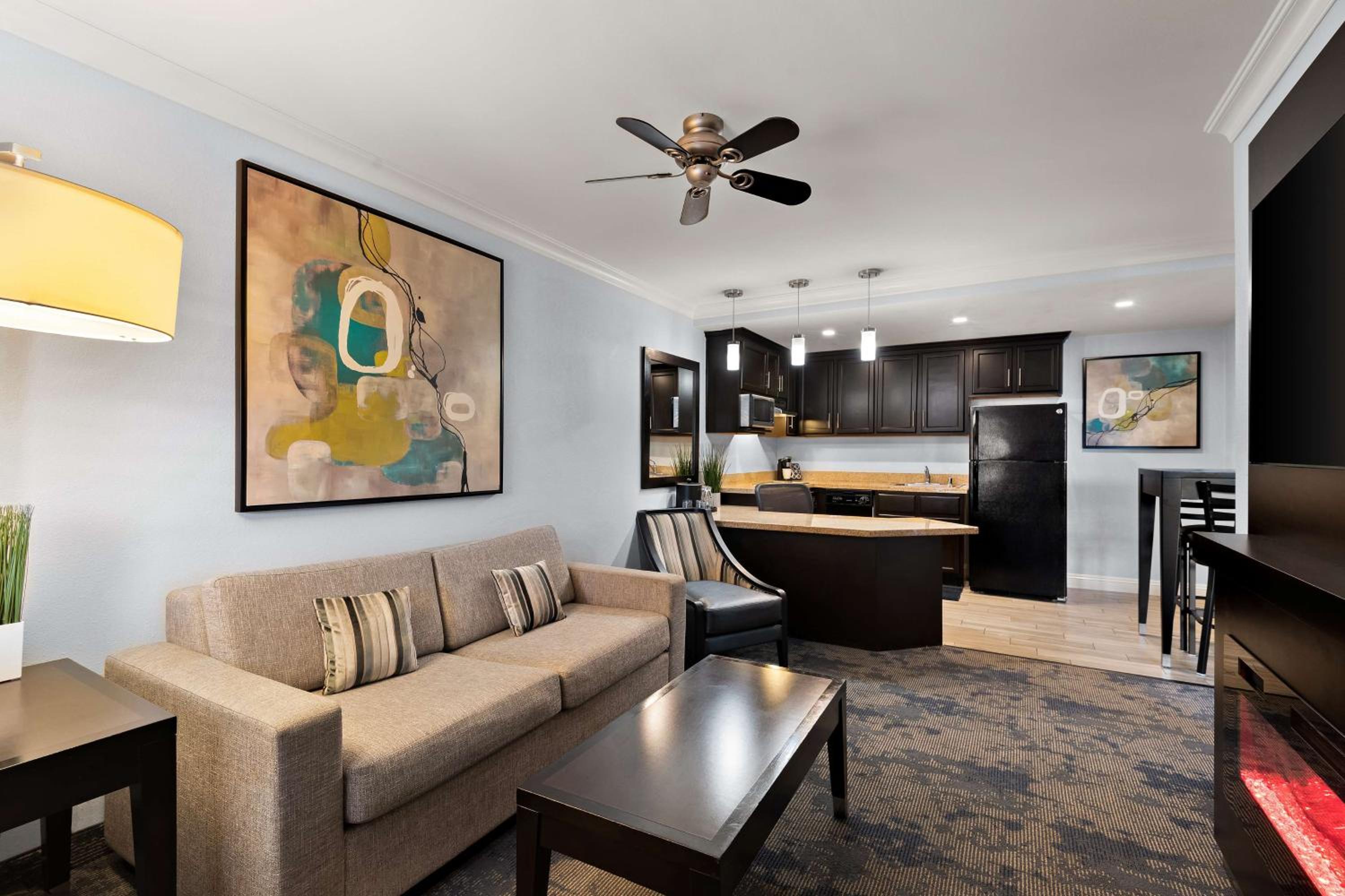 One-Bedroom King Suite With Sofa Bed And City View - Non-Smoking photo 2