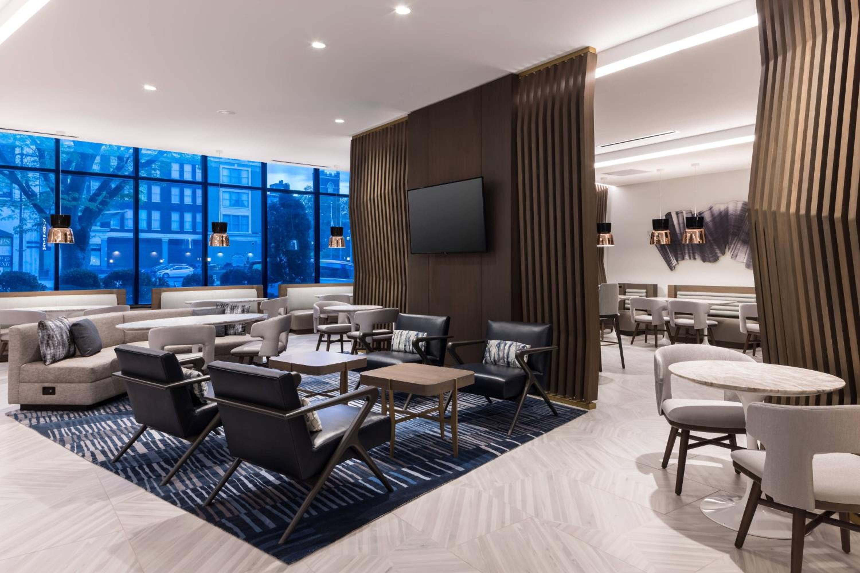 Concierge Room with King or Two Double Beds - Photo 5