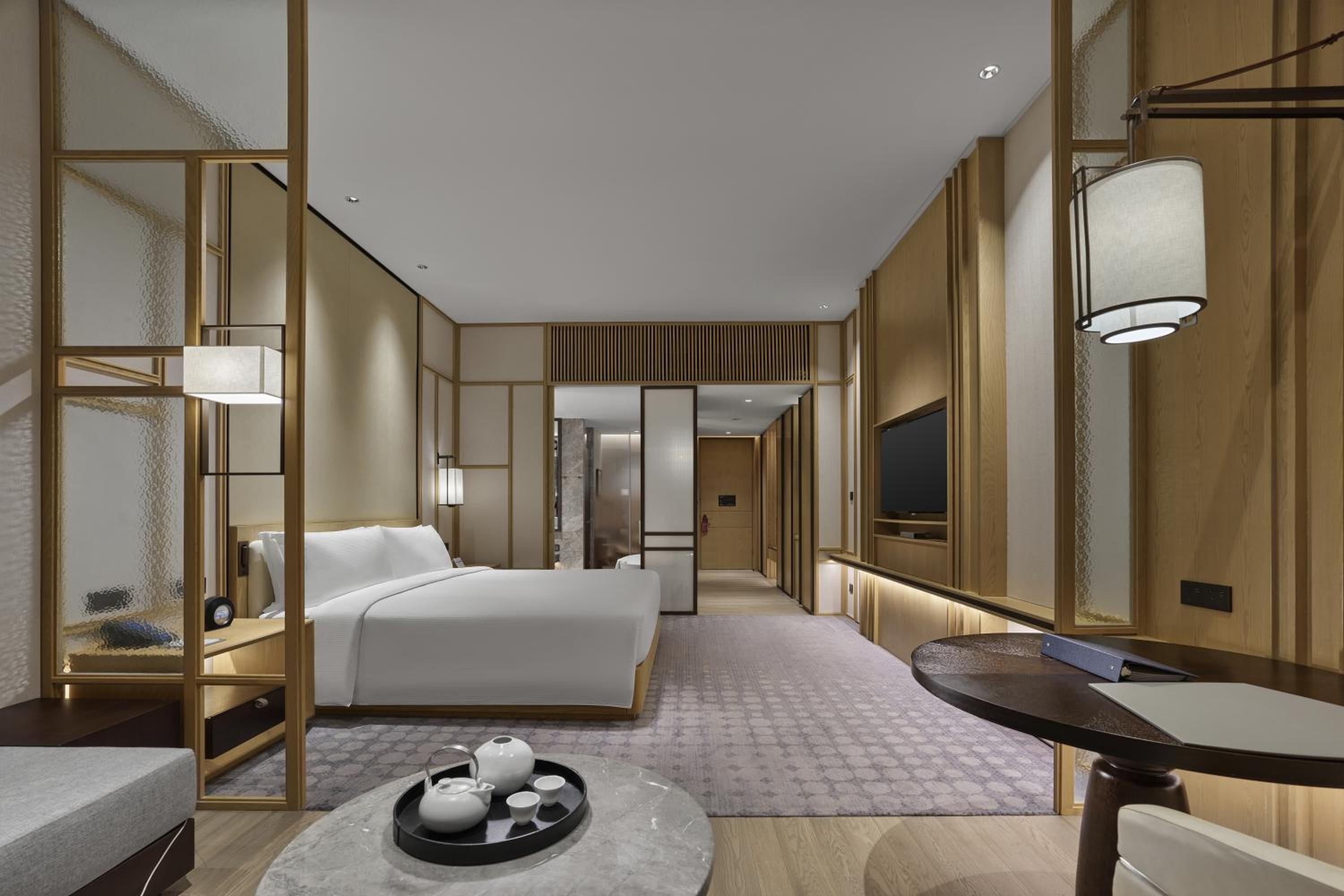 Deluxe King Room - Photo 2