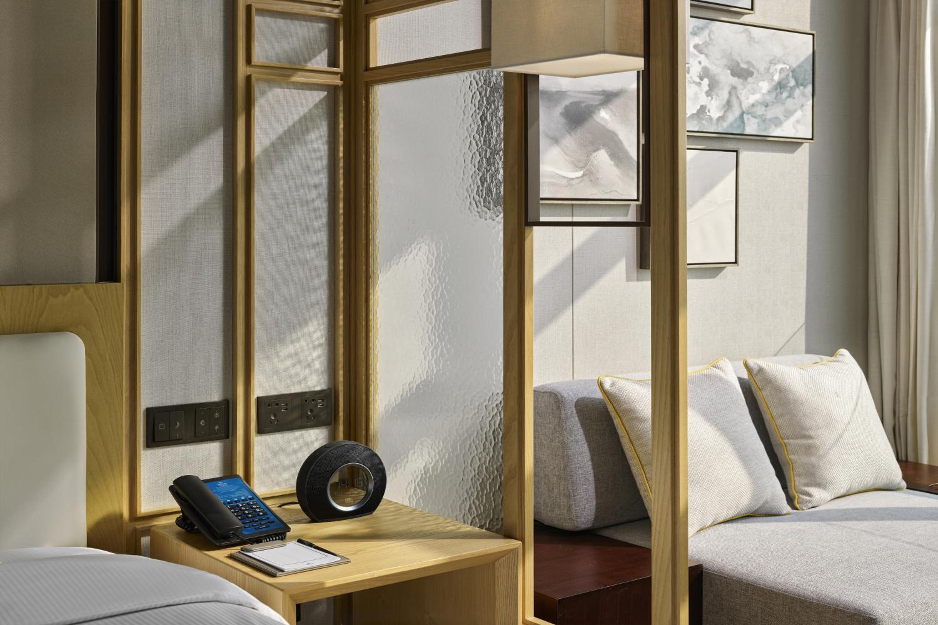 Deluxe King Room - Photo 7