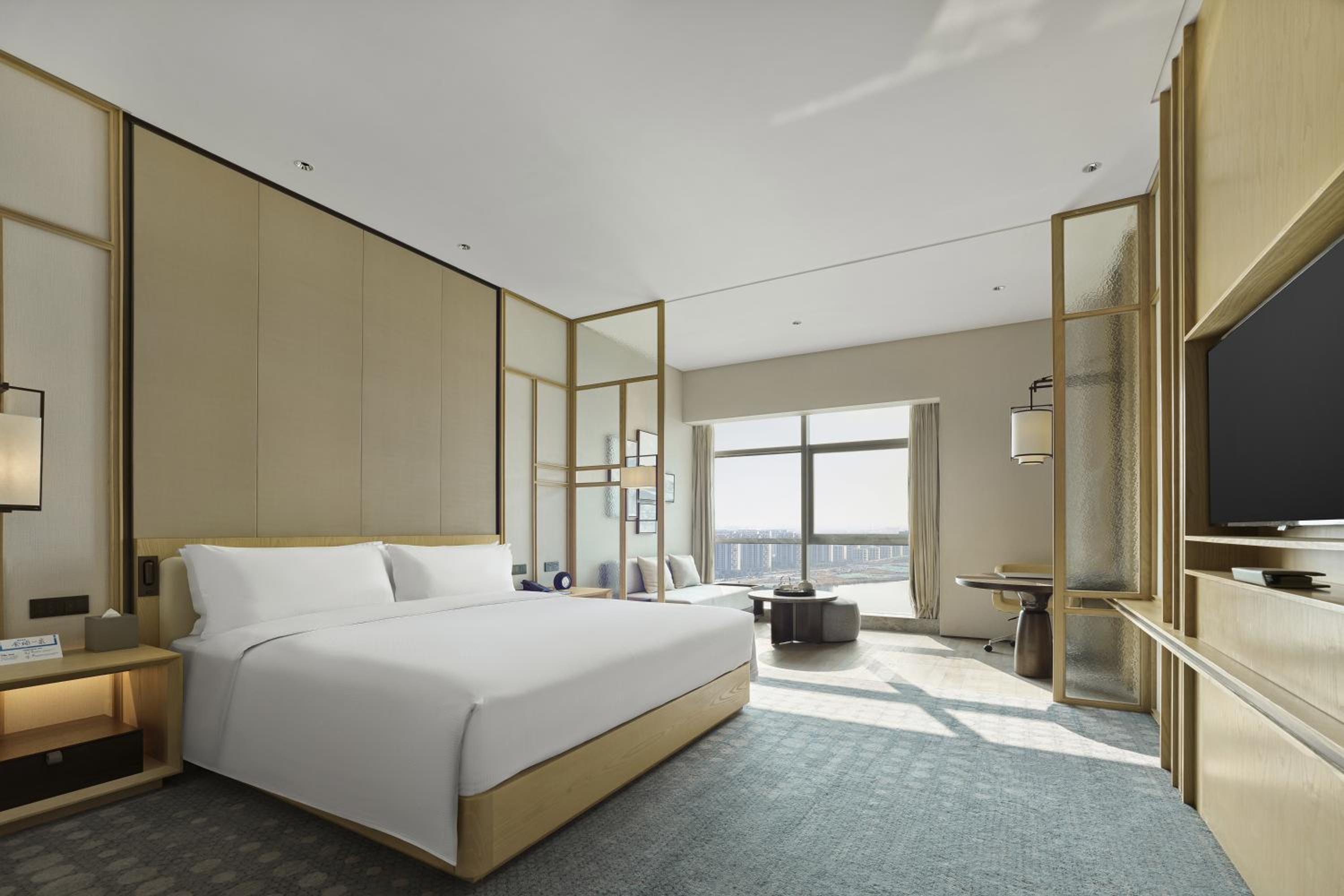 King Room with Lake View - Photo 4
