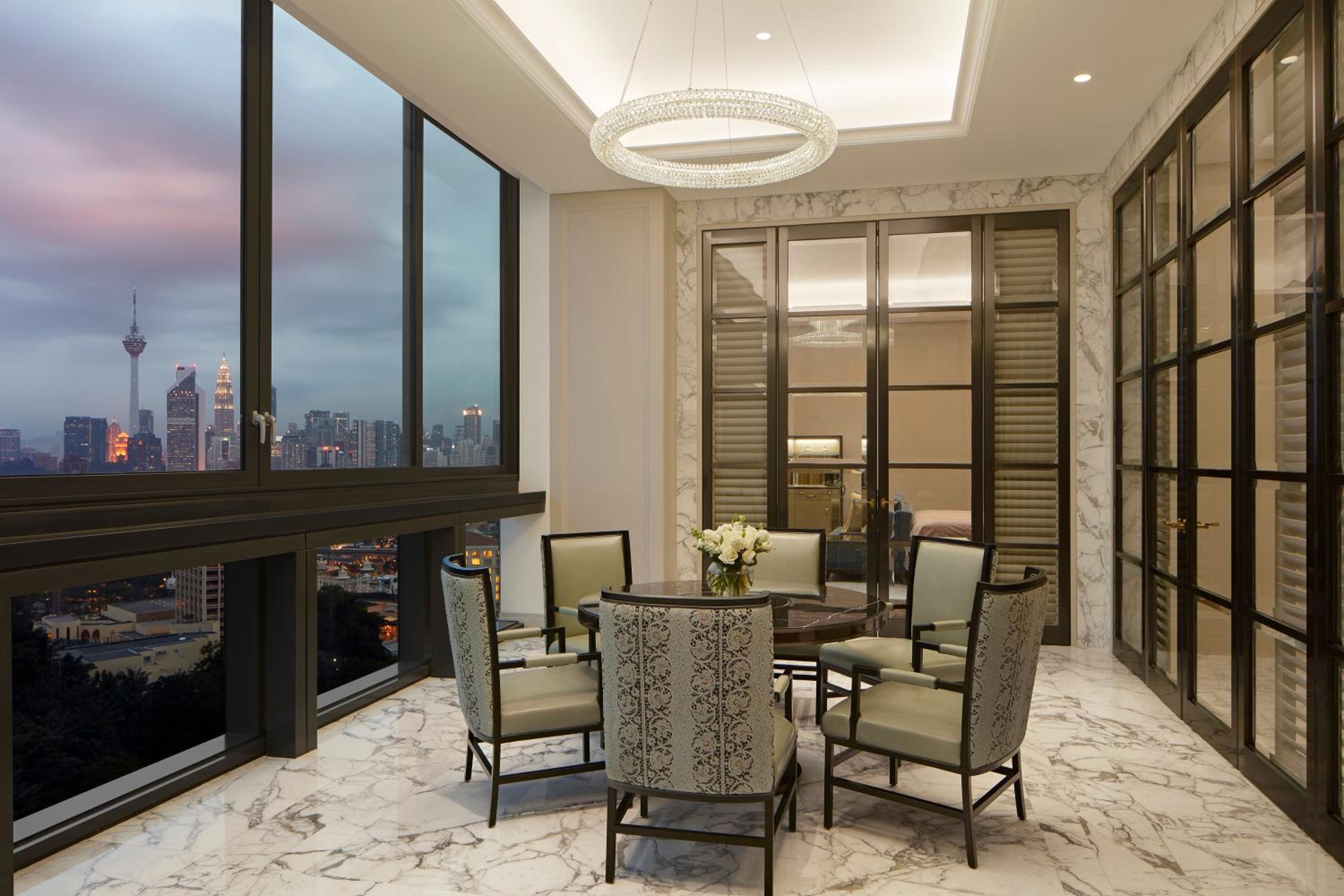 Presidential King Suite with Lake Gardens View photo 2