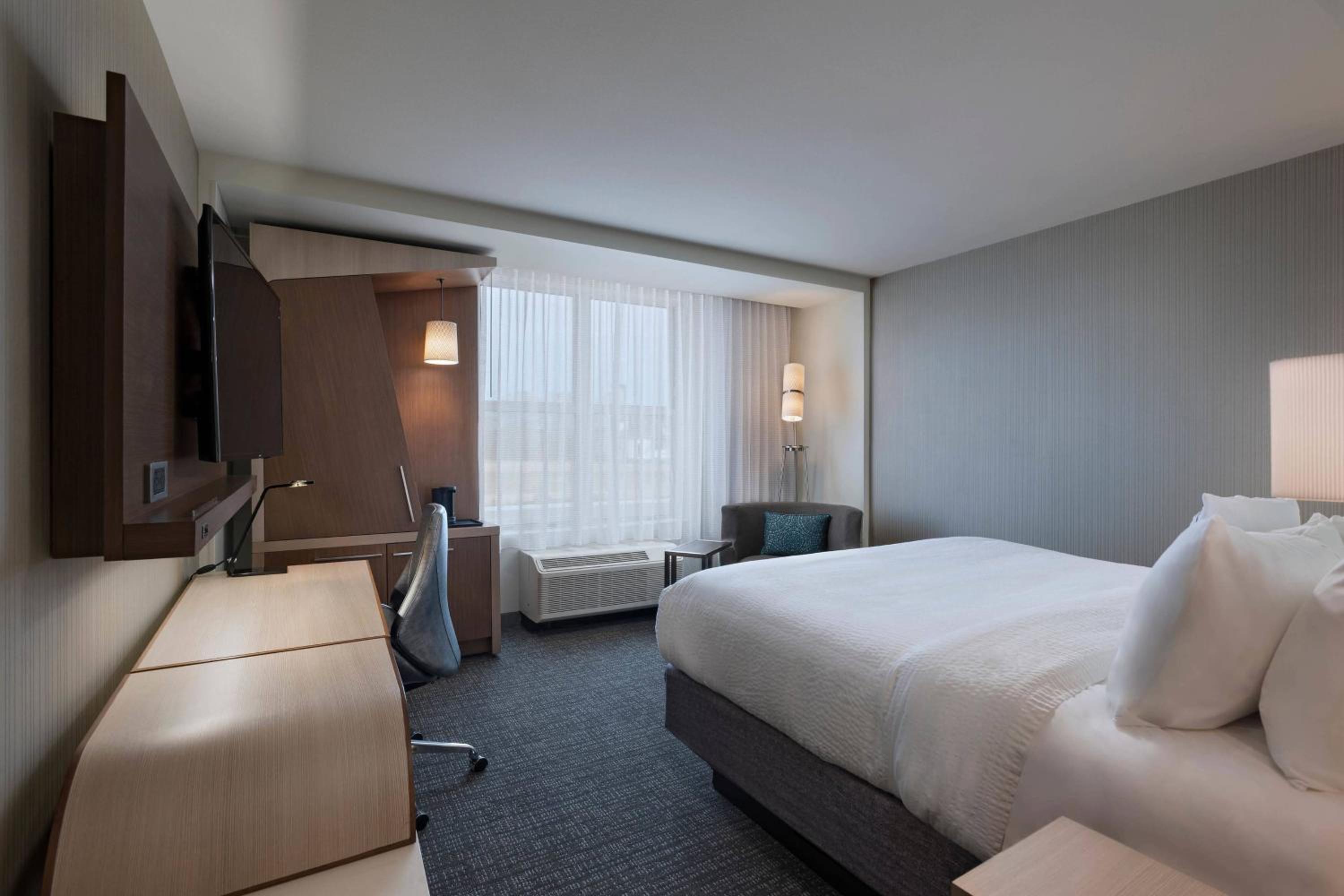 King Room with Bathtub - Mobility Access photo 2
