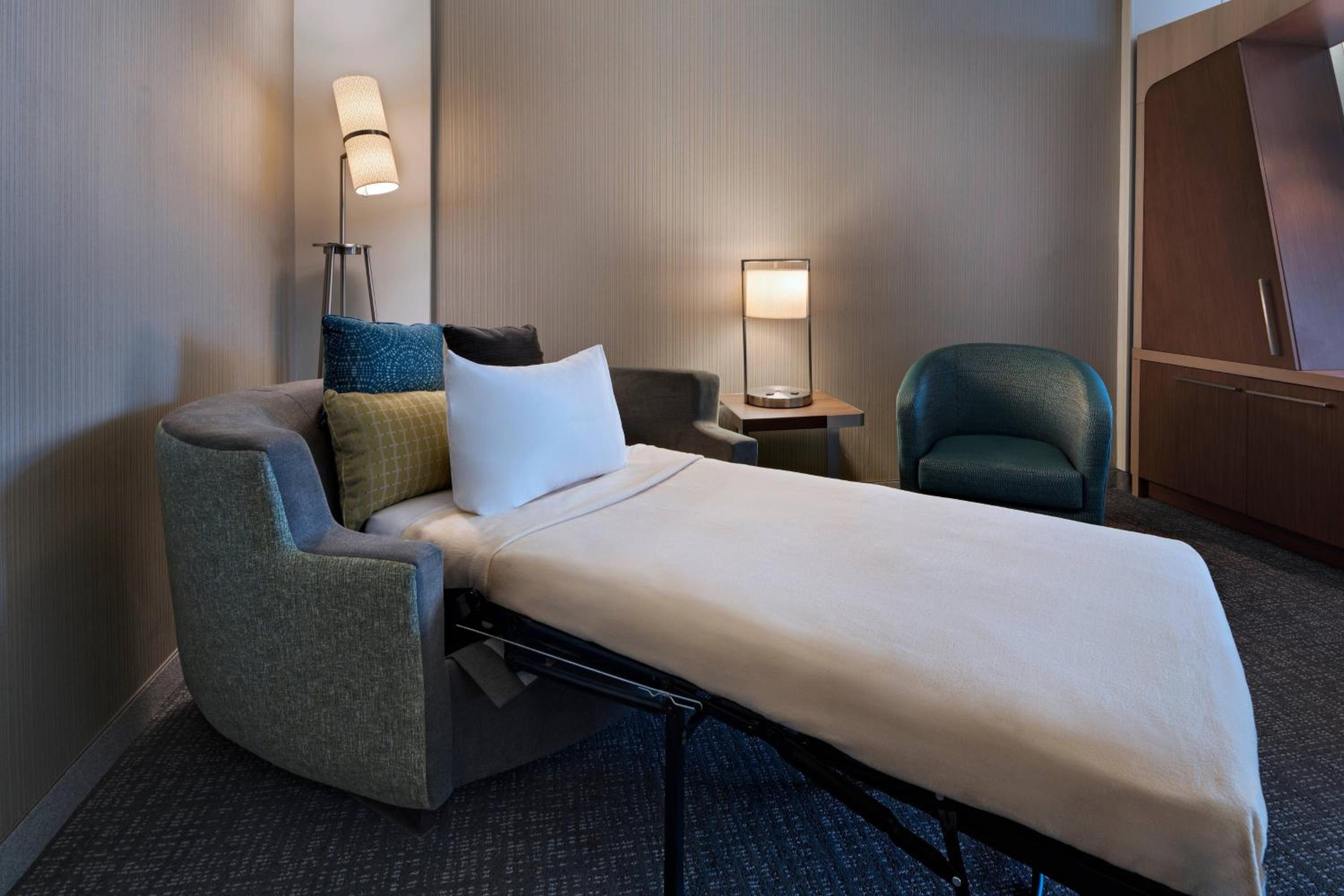 King Room with Bathtub - Mobility Access photo 3