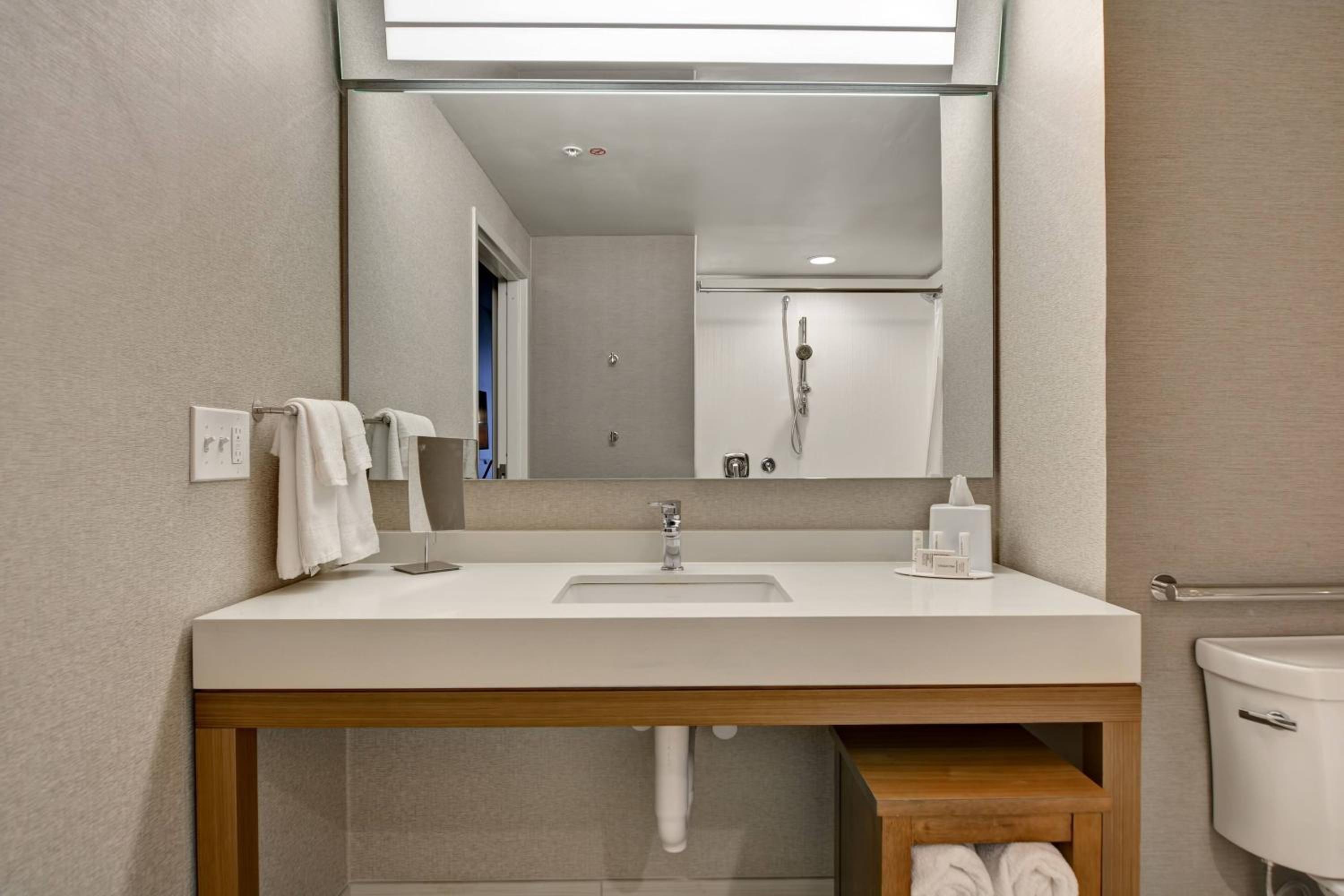 King Room with Bathtub - Mobility Access