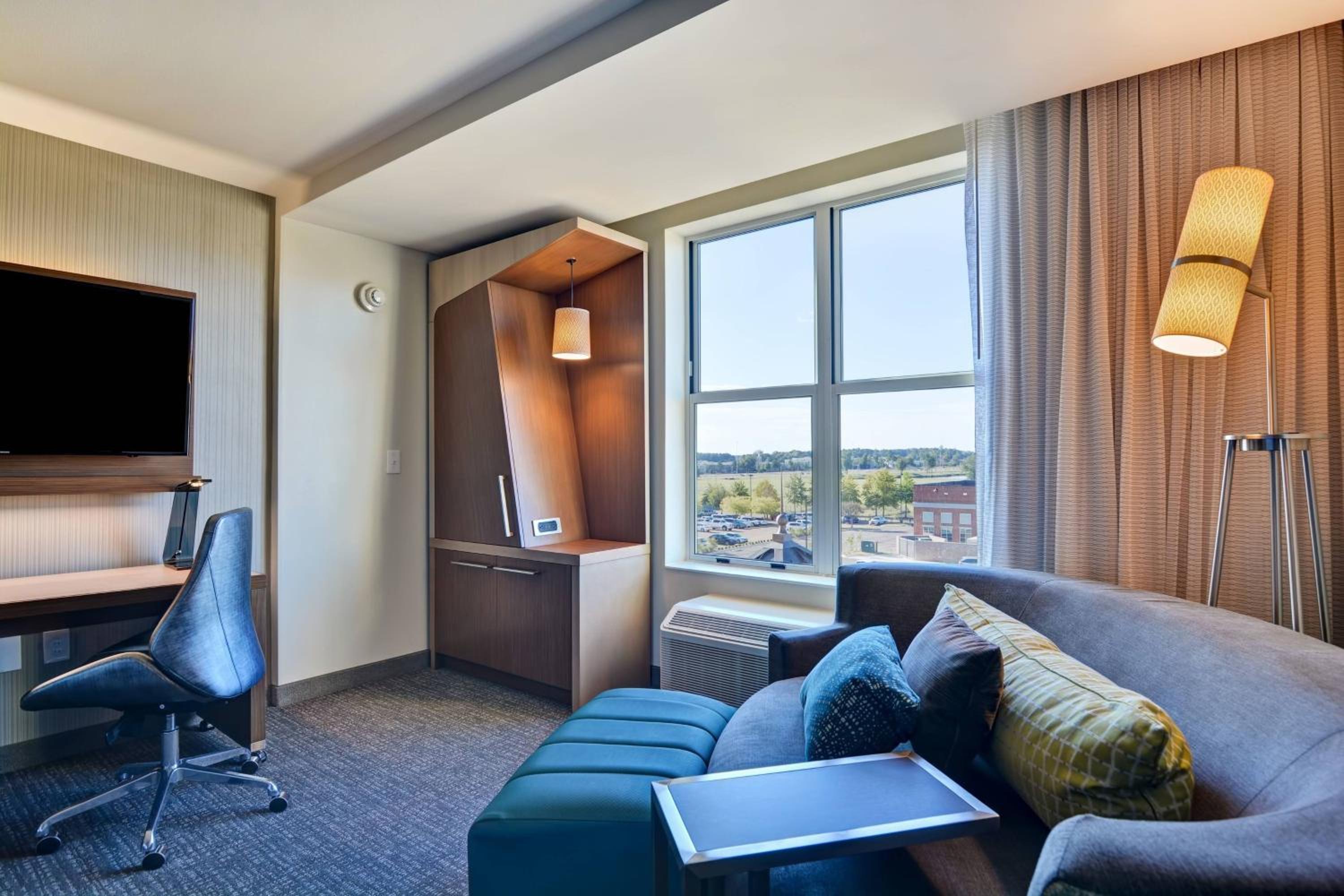 Queen Suite with Two Queen Beds, Bathtub and Sofa Bed - Mobility Access photo 3