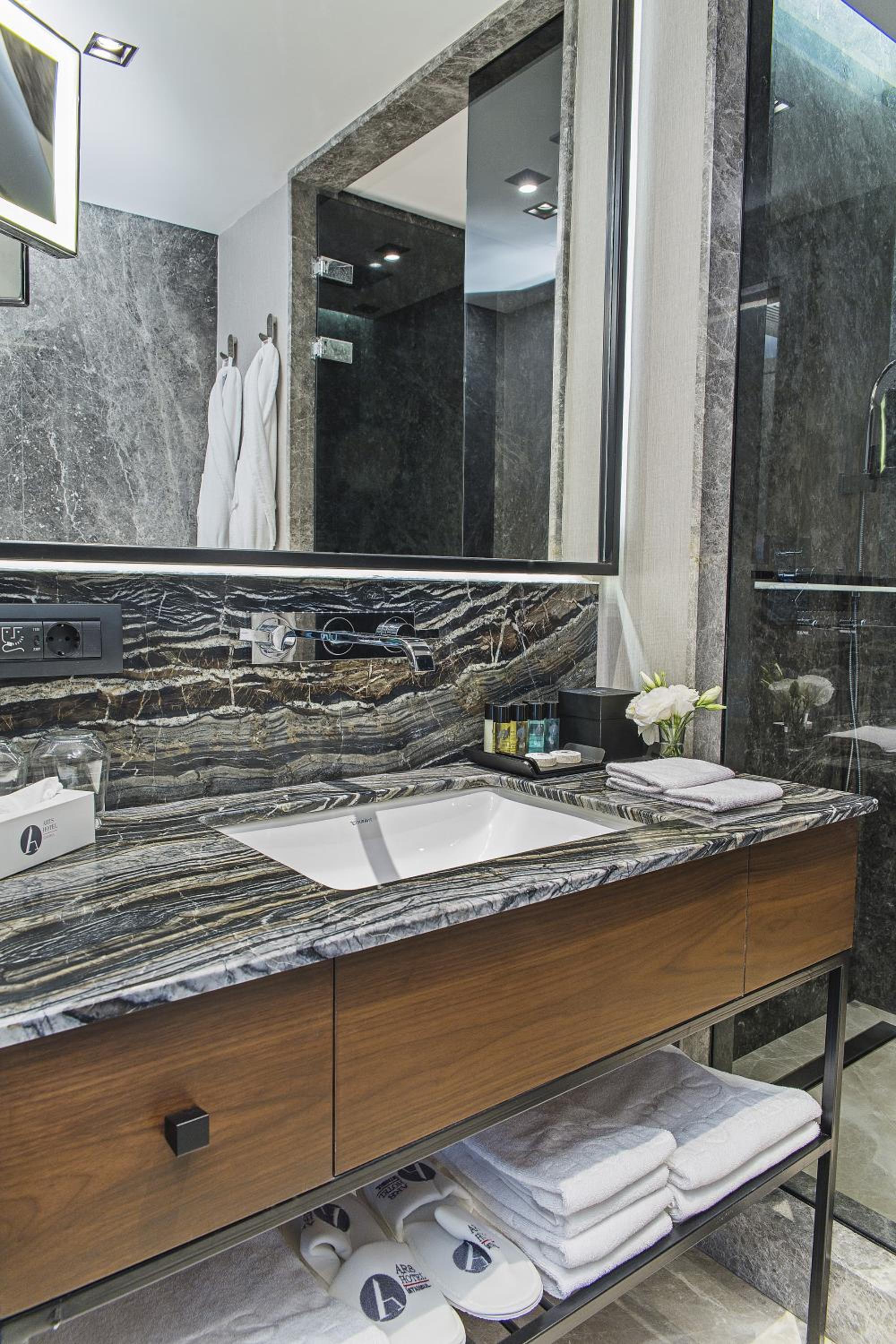 Luxury Corner Room photo 3