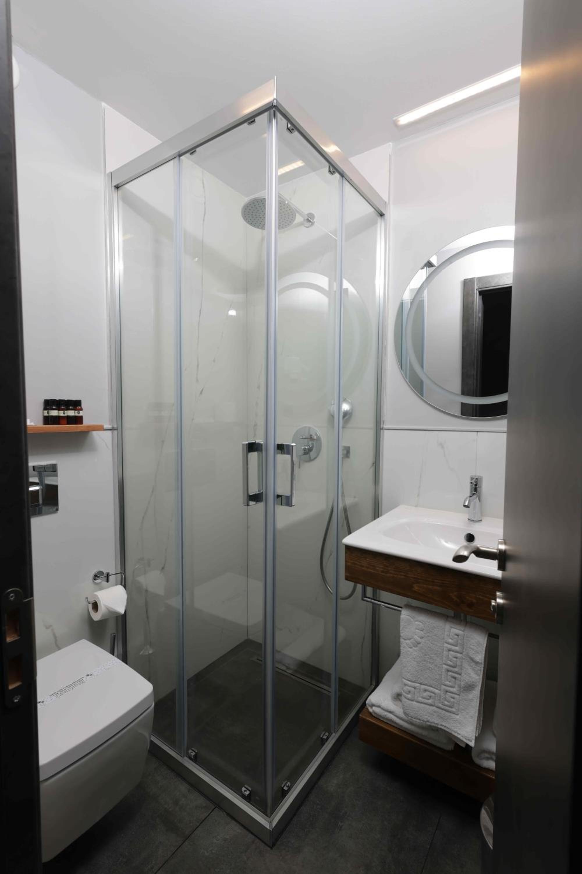 Double or Twin Room with Side Sea View - Photo 4