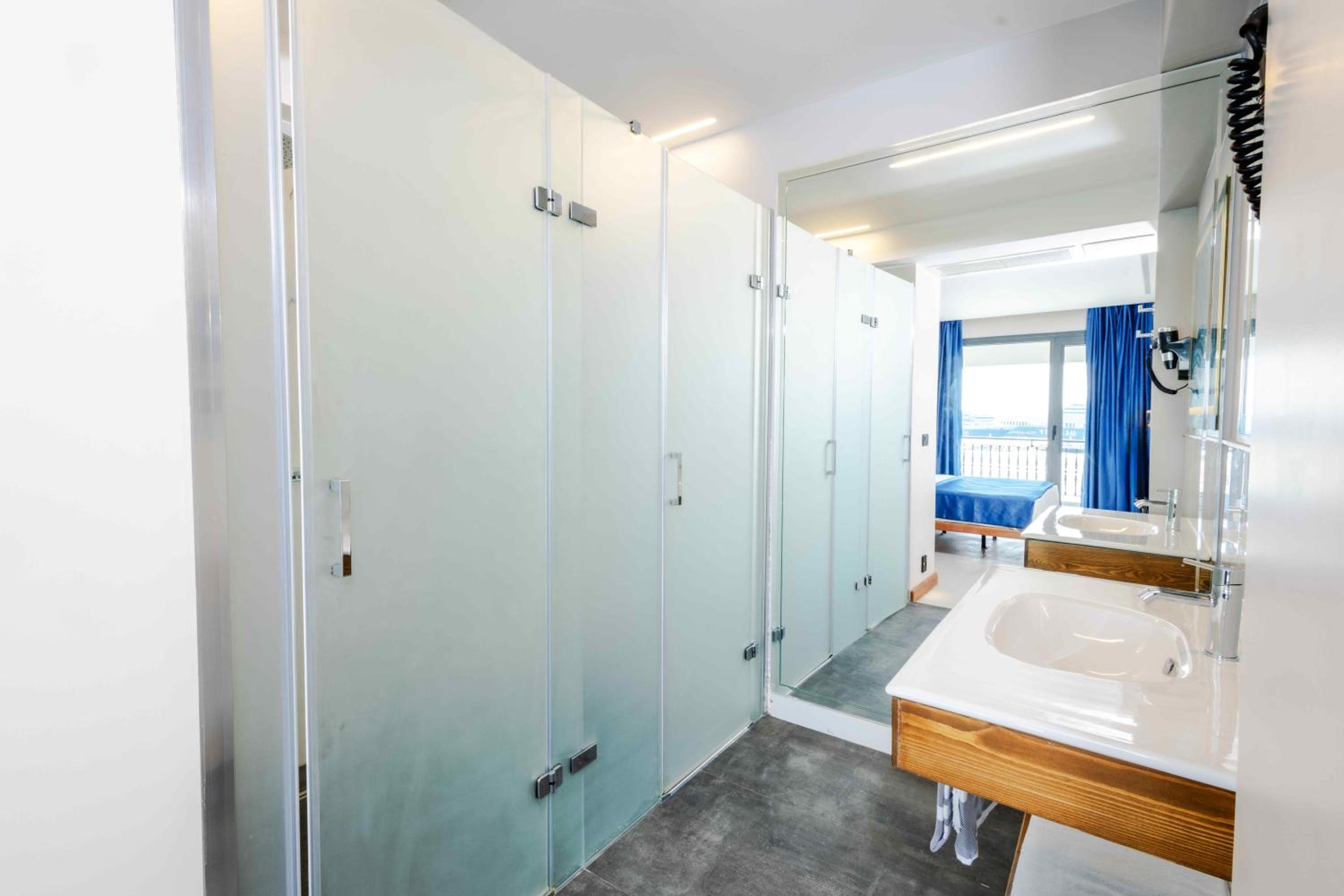 Suite with Hot Tub - Photo 13