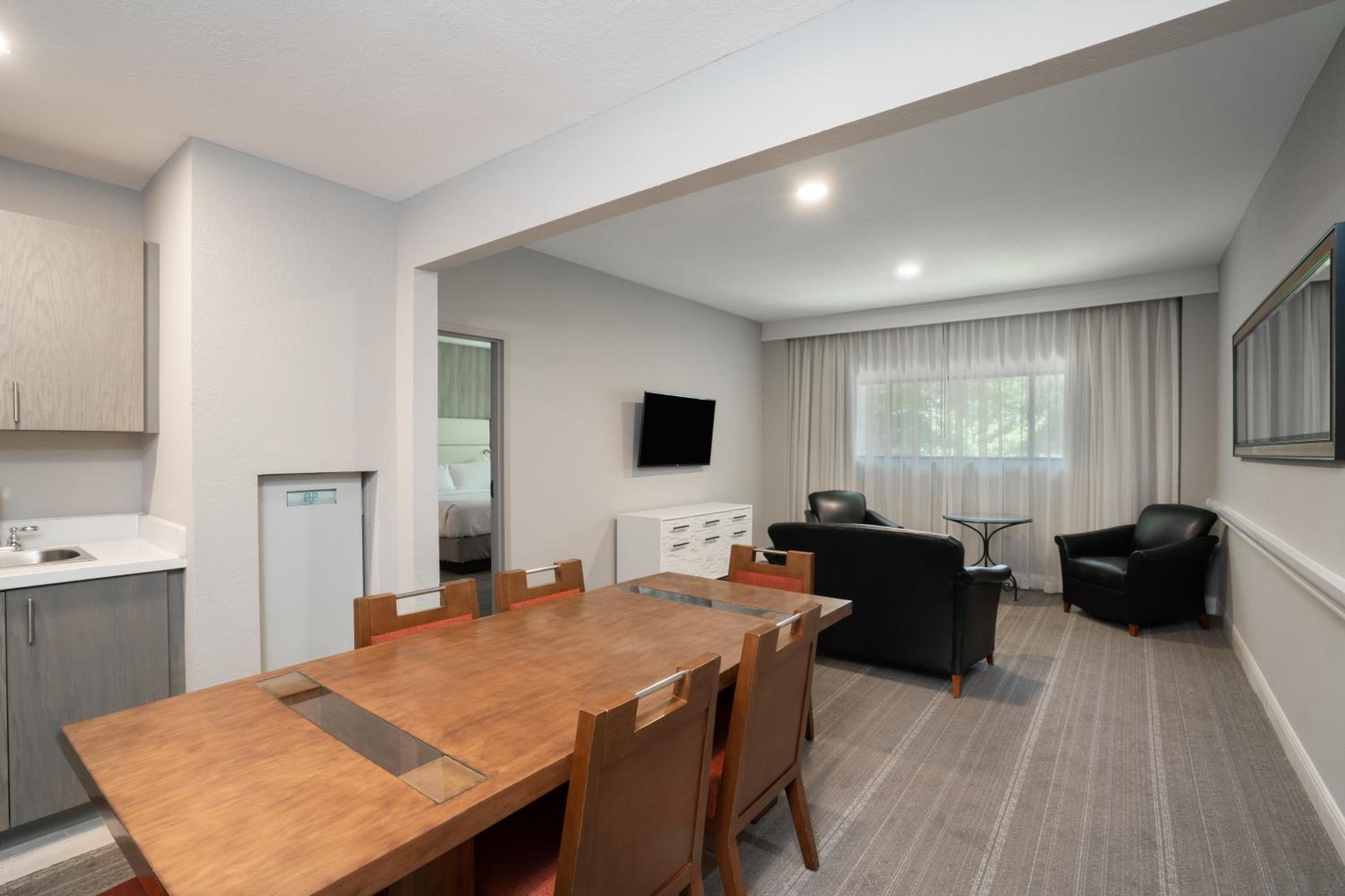 One-Bedroom Suite - Photo 5