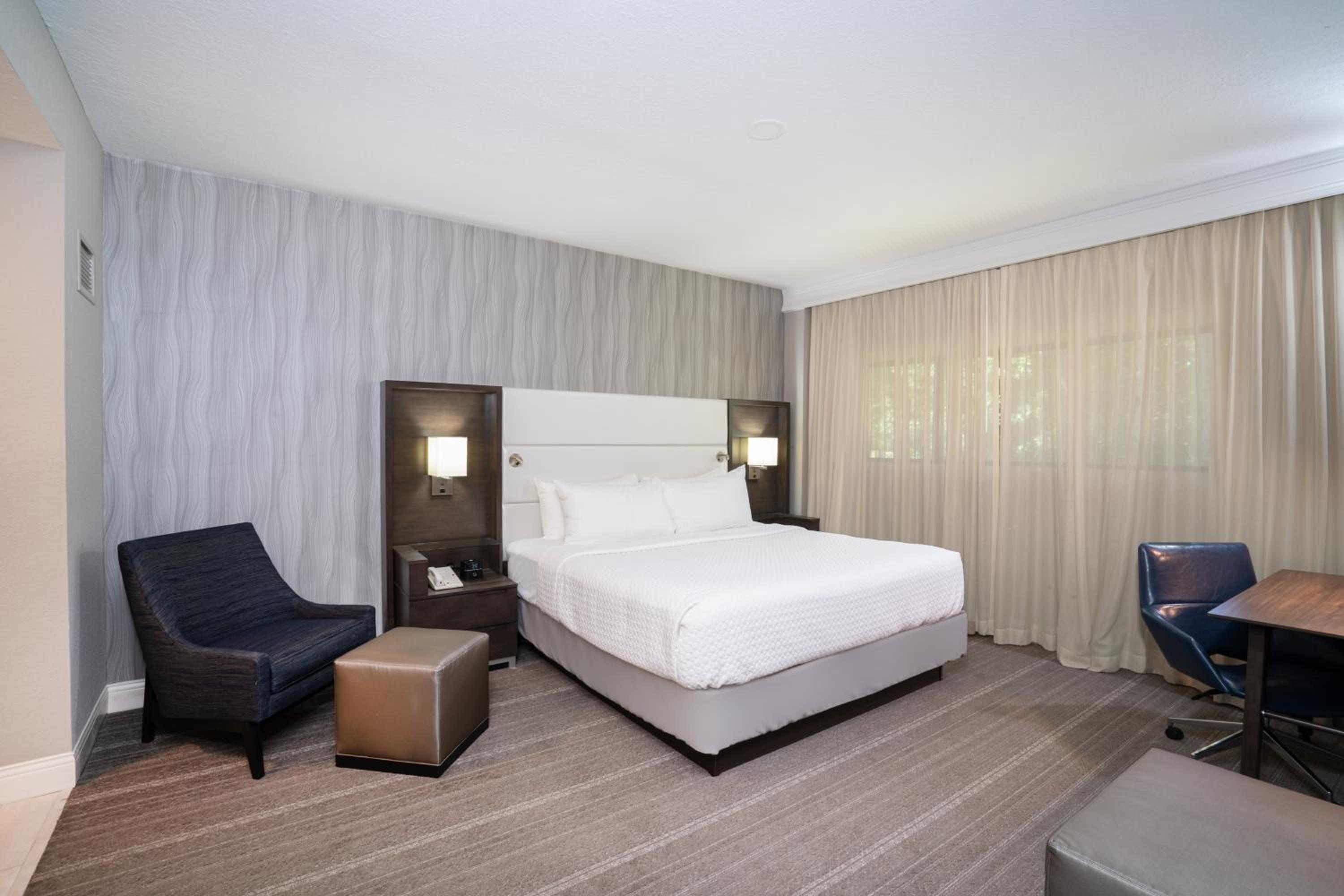 Standard King Room - Photo 5