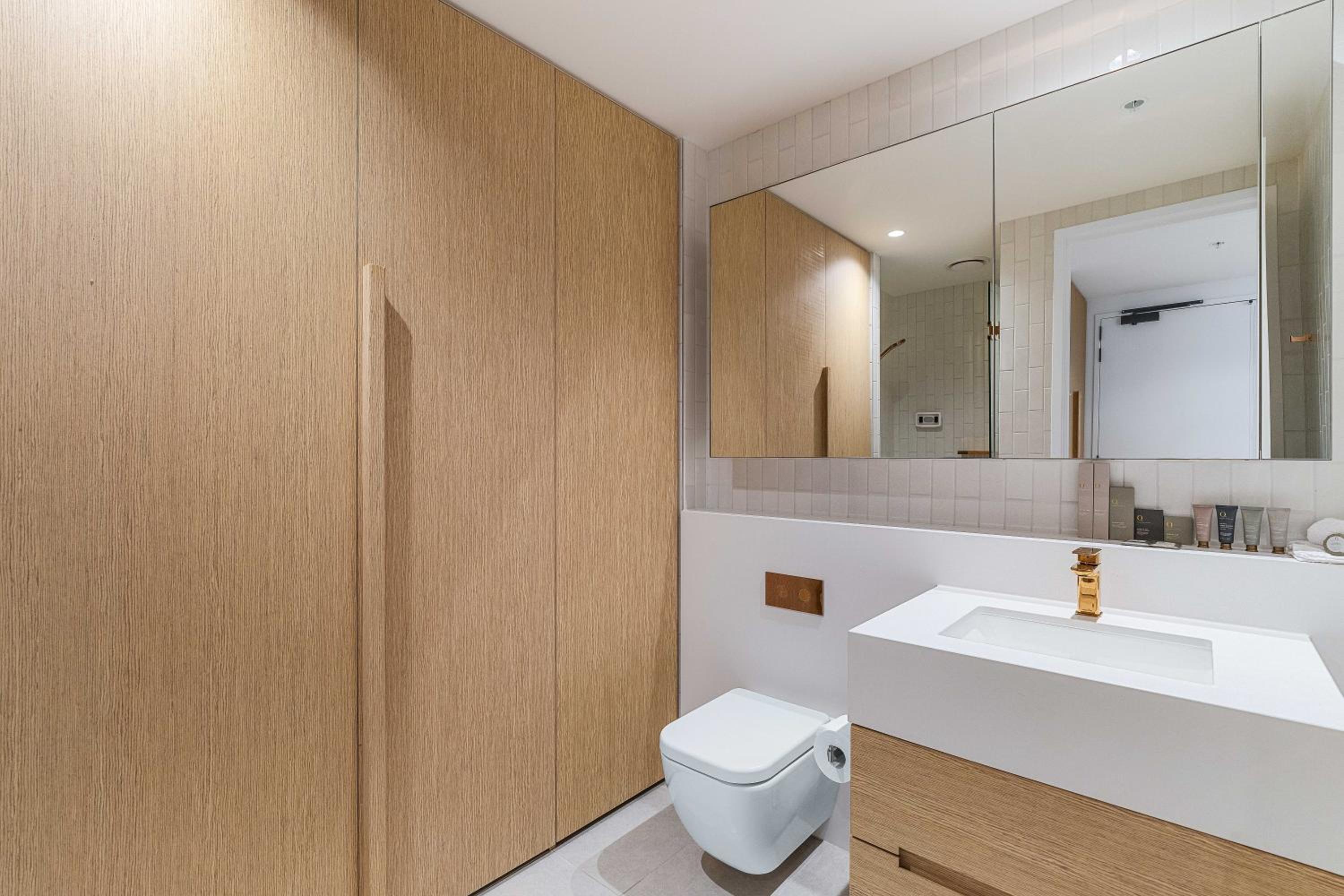 Three Bedroom Three Bathroom City View Apartment