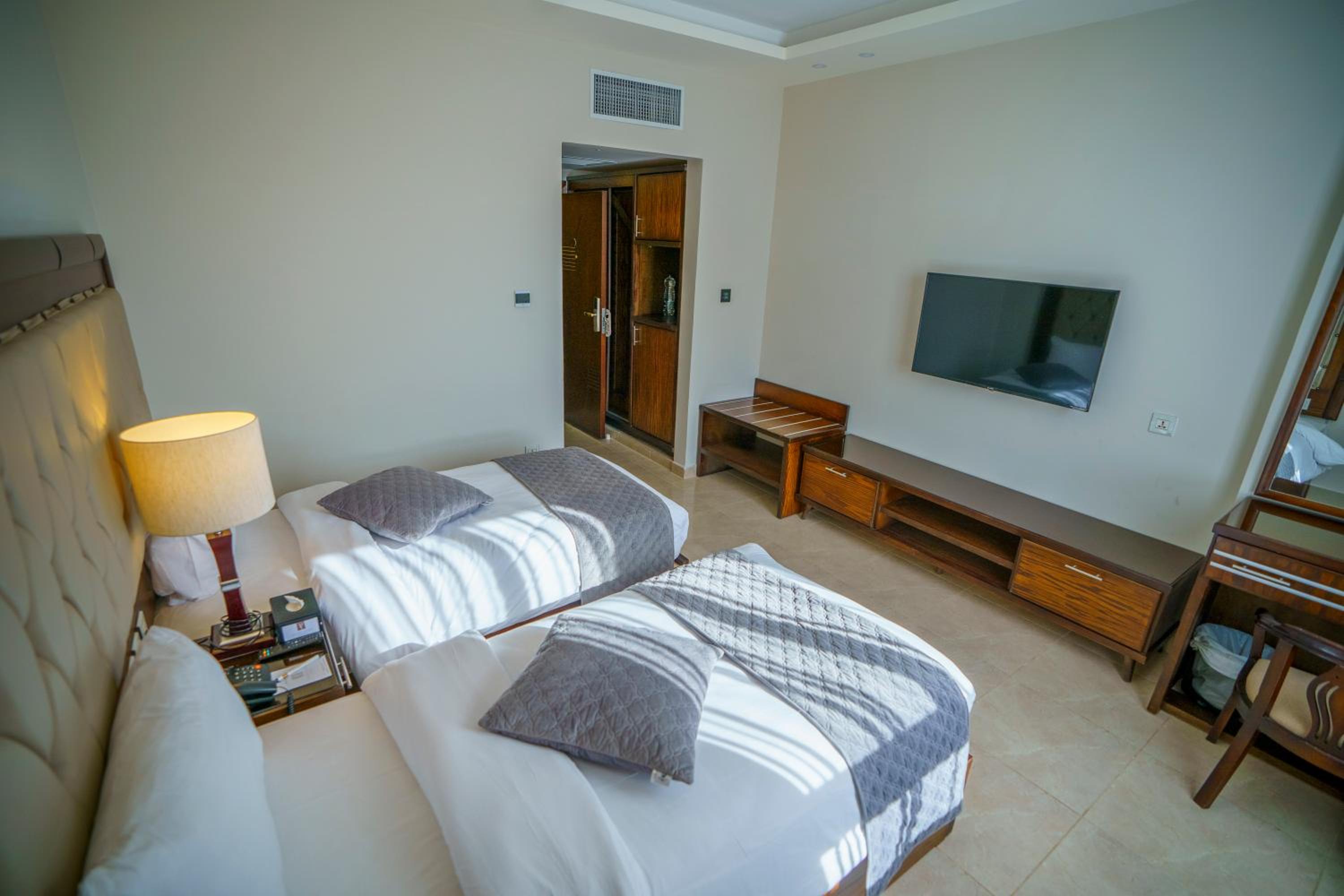 Standard Twin Room - Photo 7