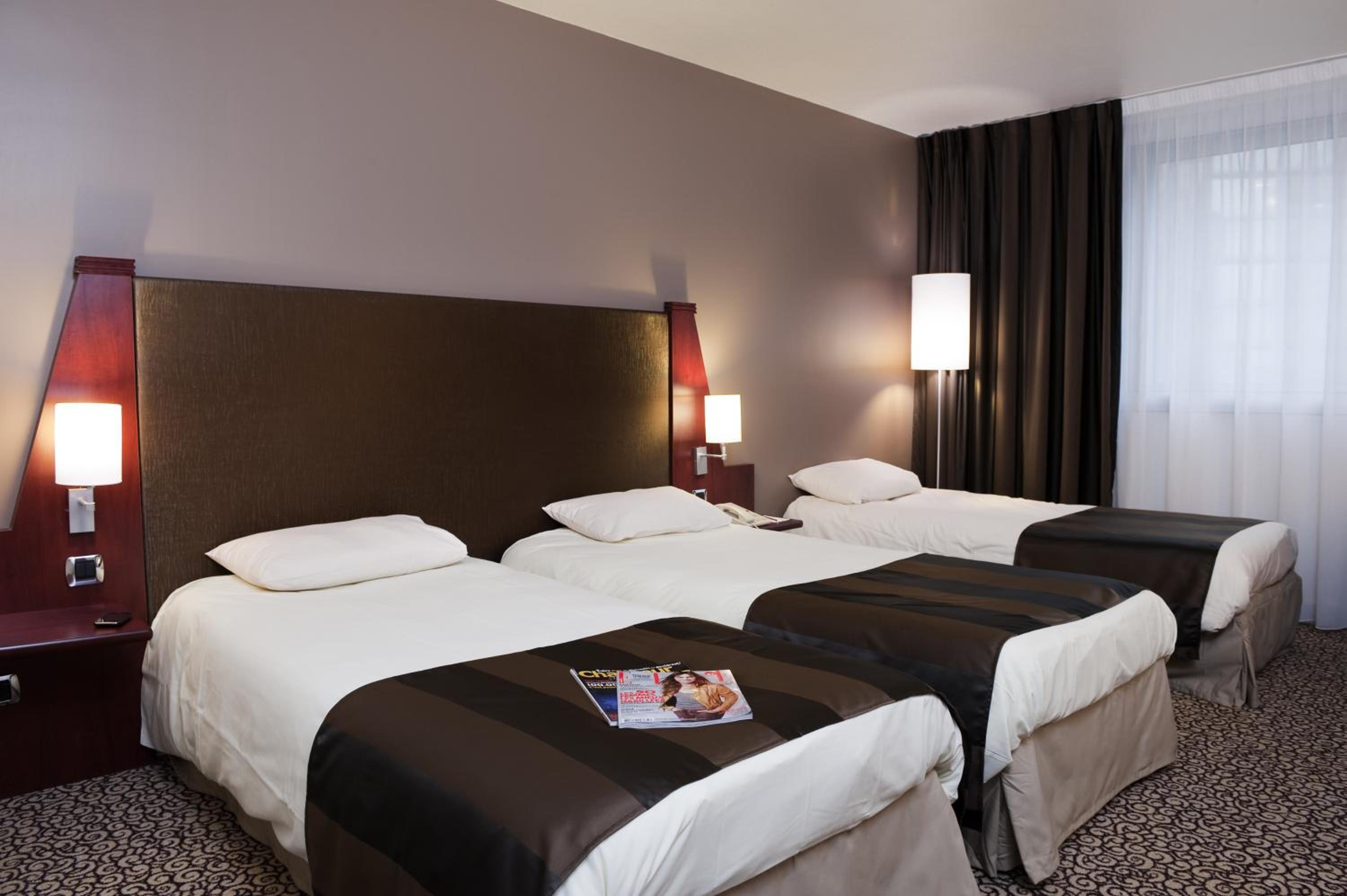 Classic Â Room With 3 Single Beds - Photo 3