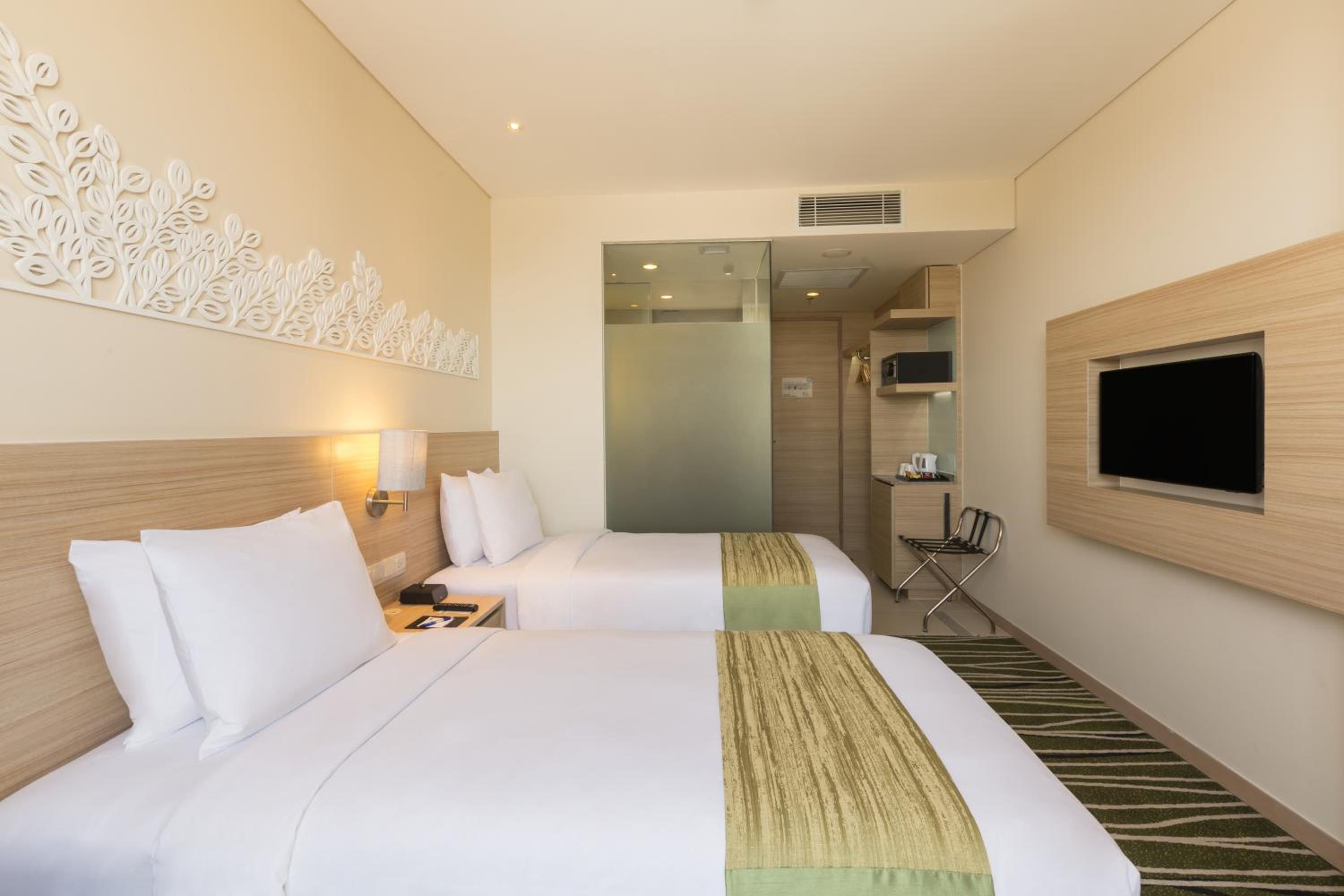 Standard Twin Room with City View and Free Breakfast