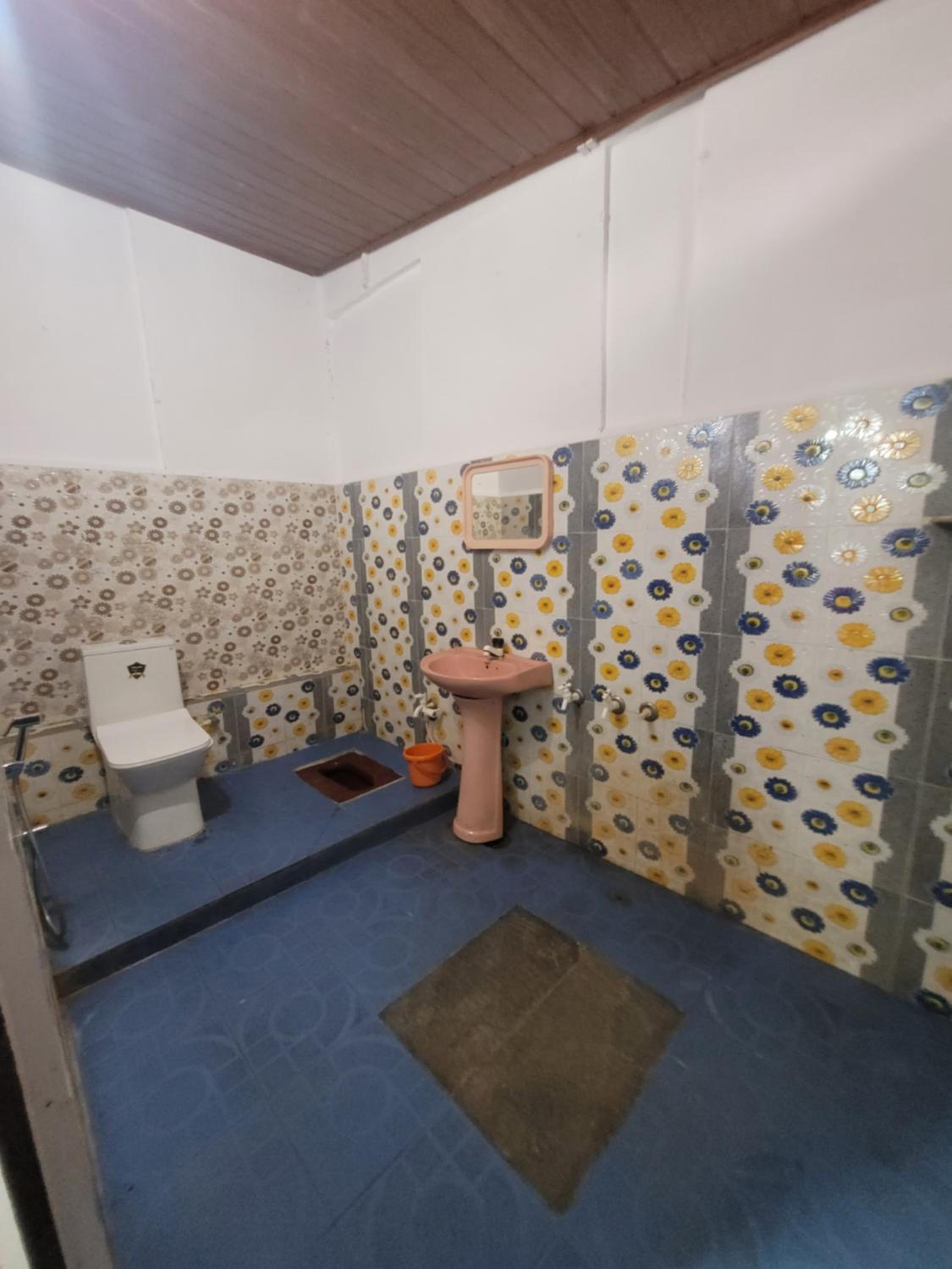 8-Bed Mixed Dormitory Room photo 2