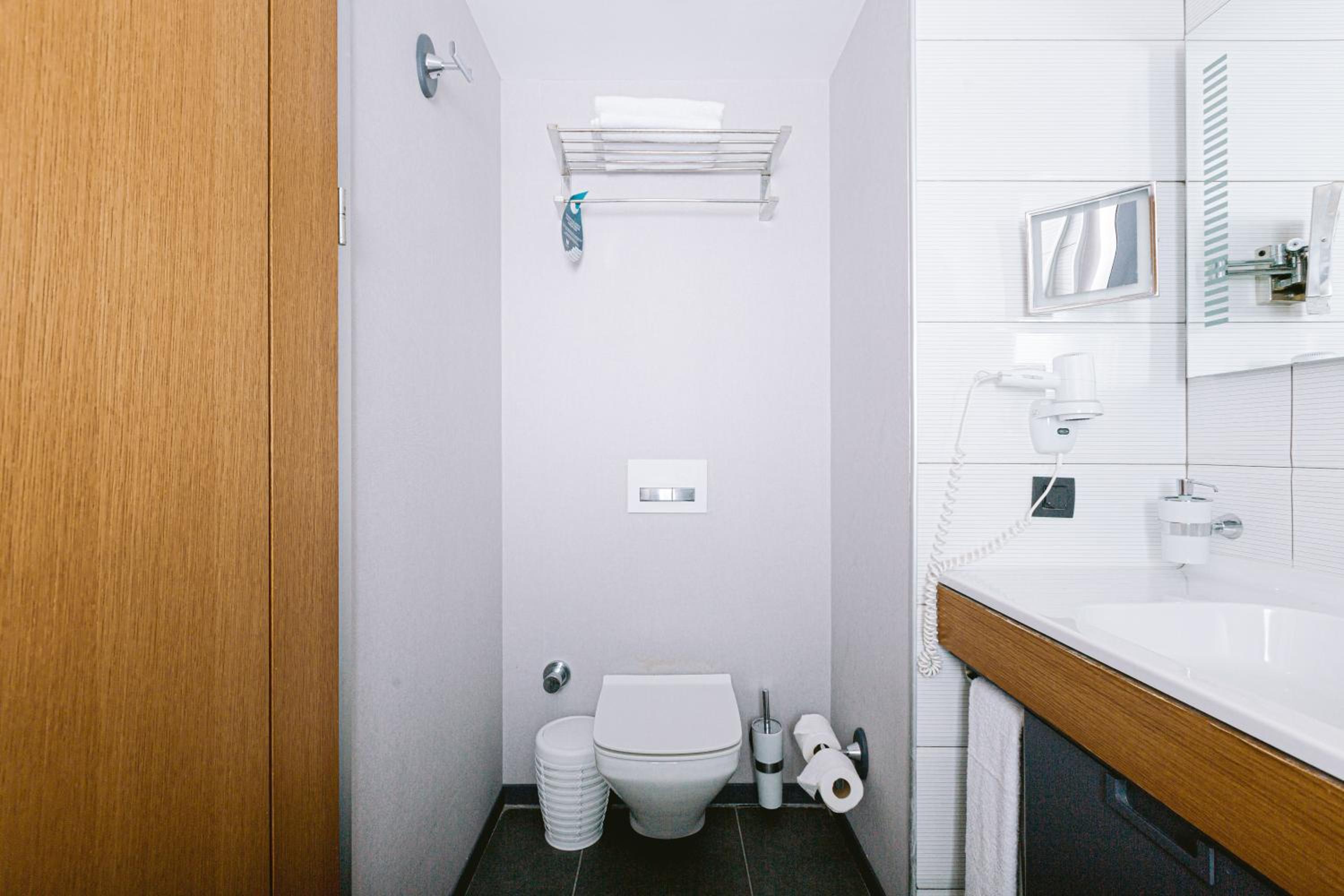 Deluxe Double or Twin Room - Photo 13
