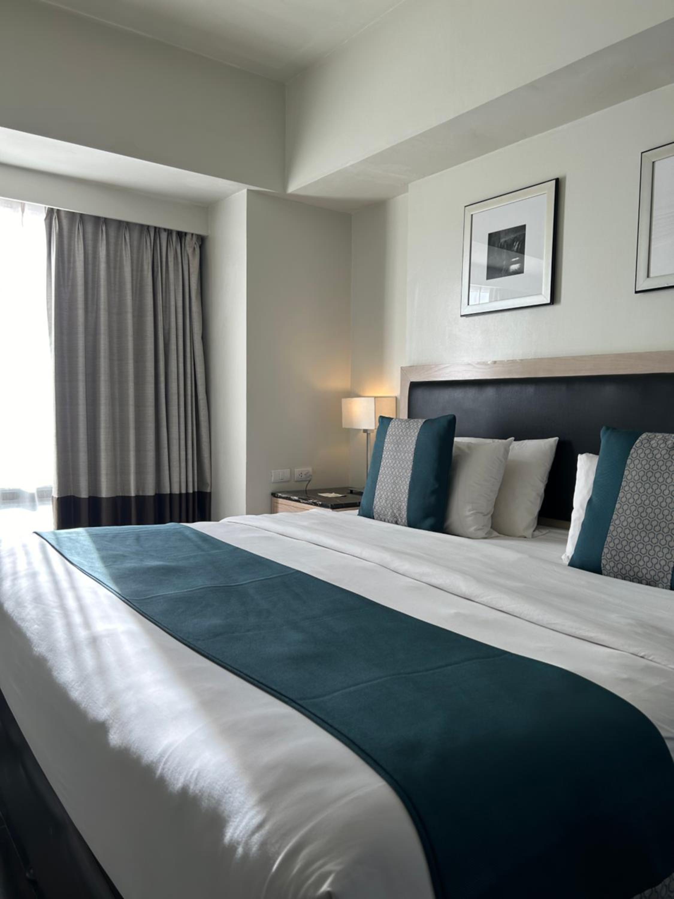 1 King Bed, Large Room photo 2