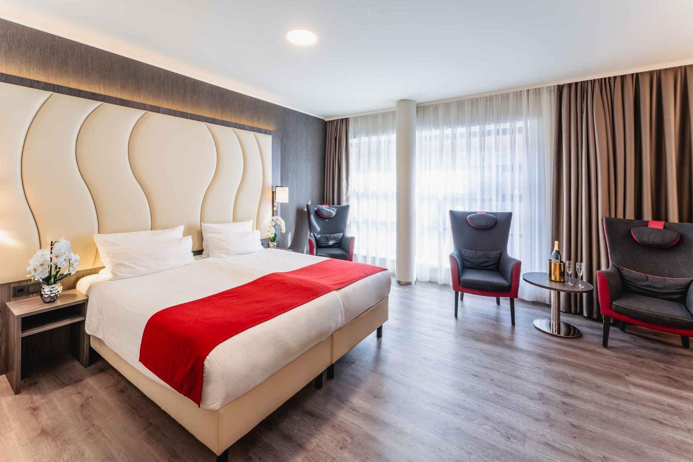 Quadruple Room with 4 Single Beds - Photo 4