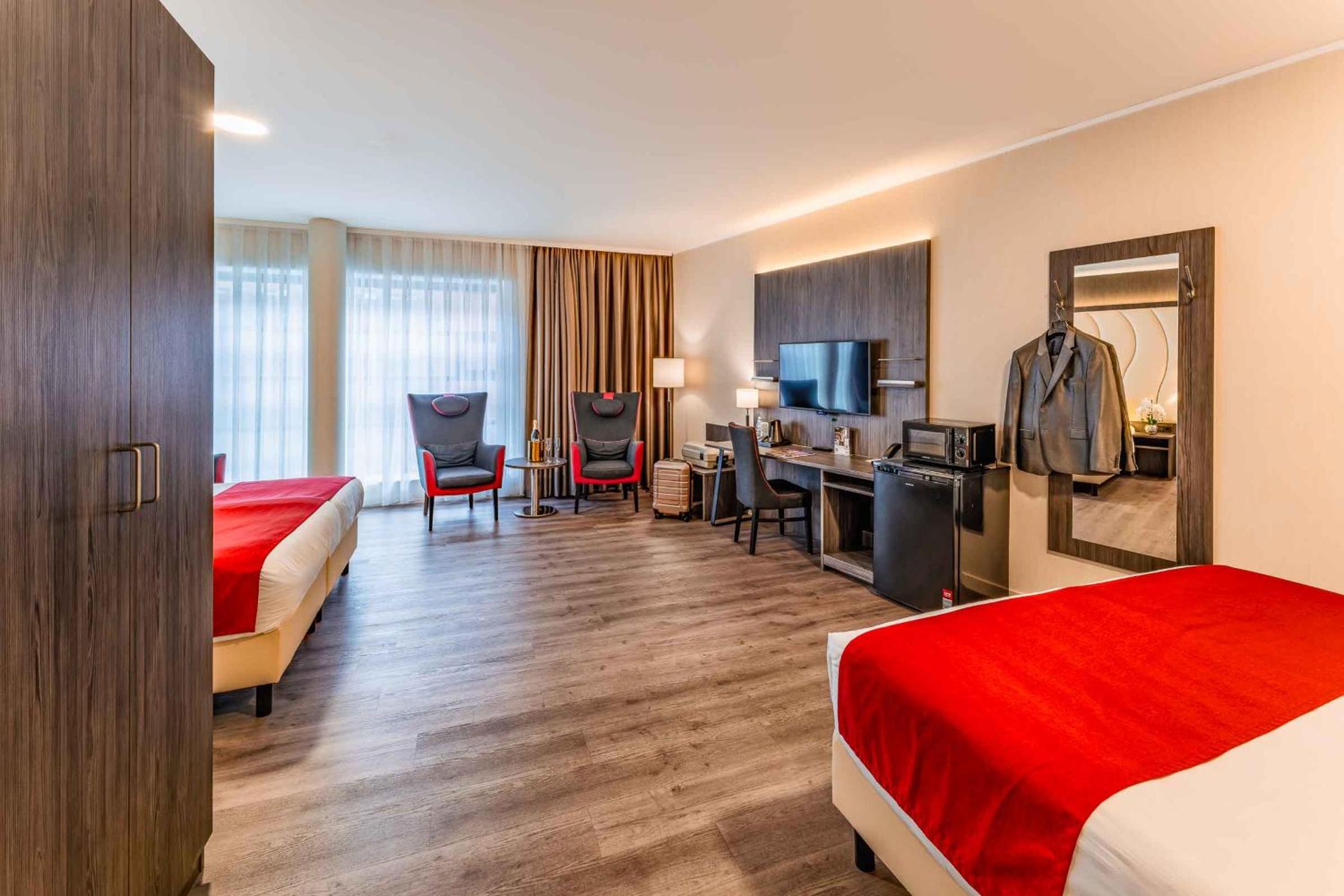 Quadruple Room with 4 Single Beds - Photo 5