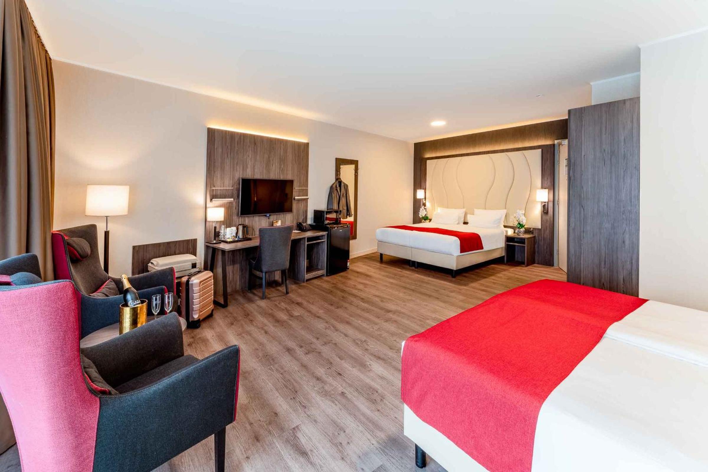 Quadruple Room with 4 Single Beds - Photo 6