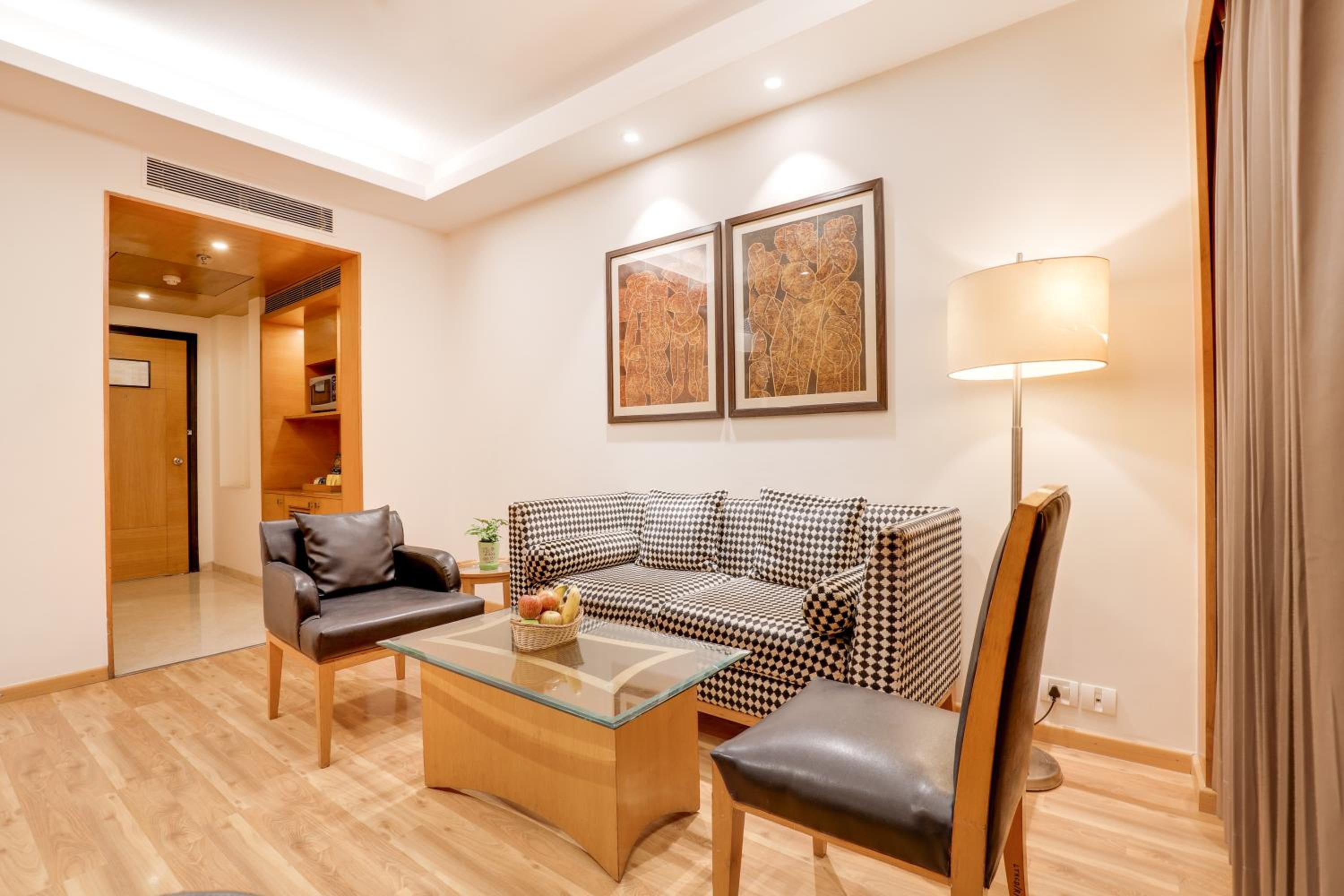 Executive Suite - Photo 6