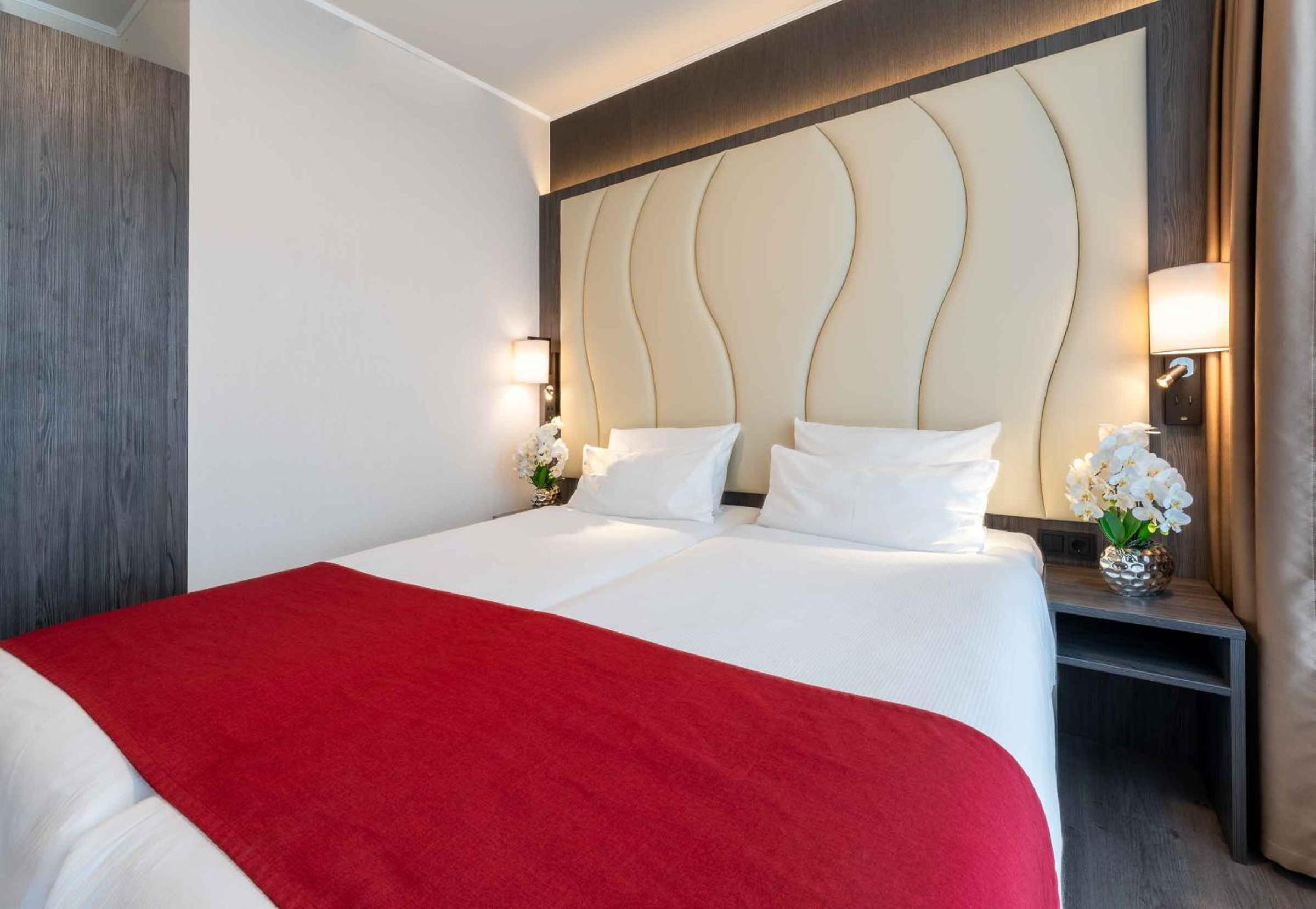 Double Room with 2 Single Beds - Photo 12
