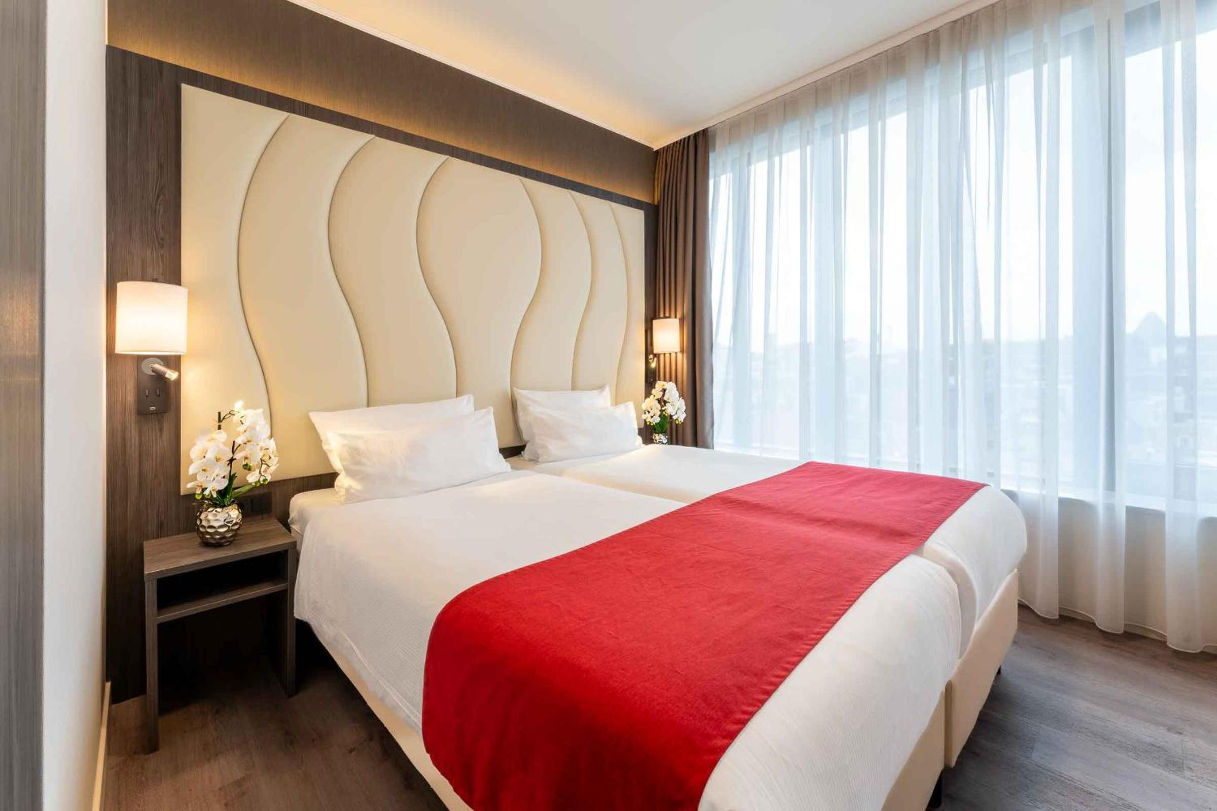 Double Room with 2 Single Beds - Photo 10