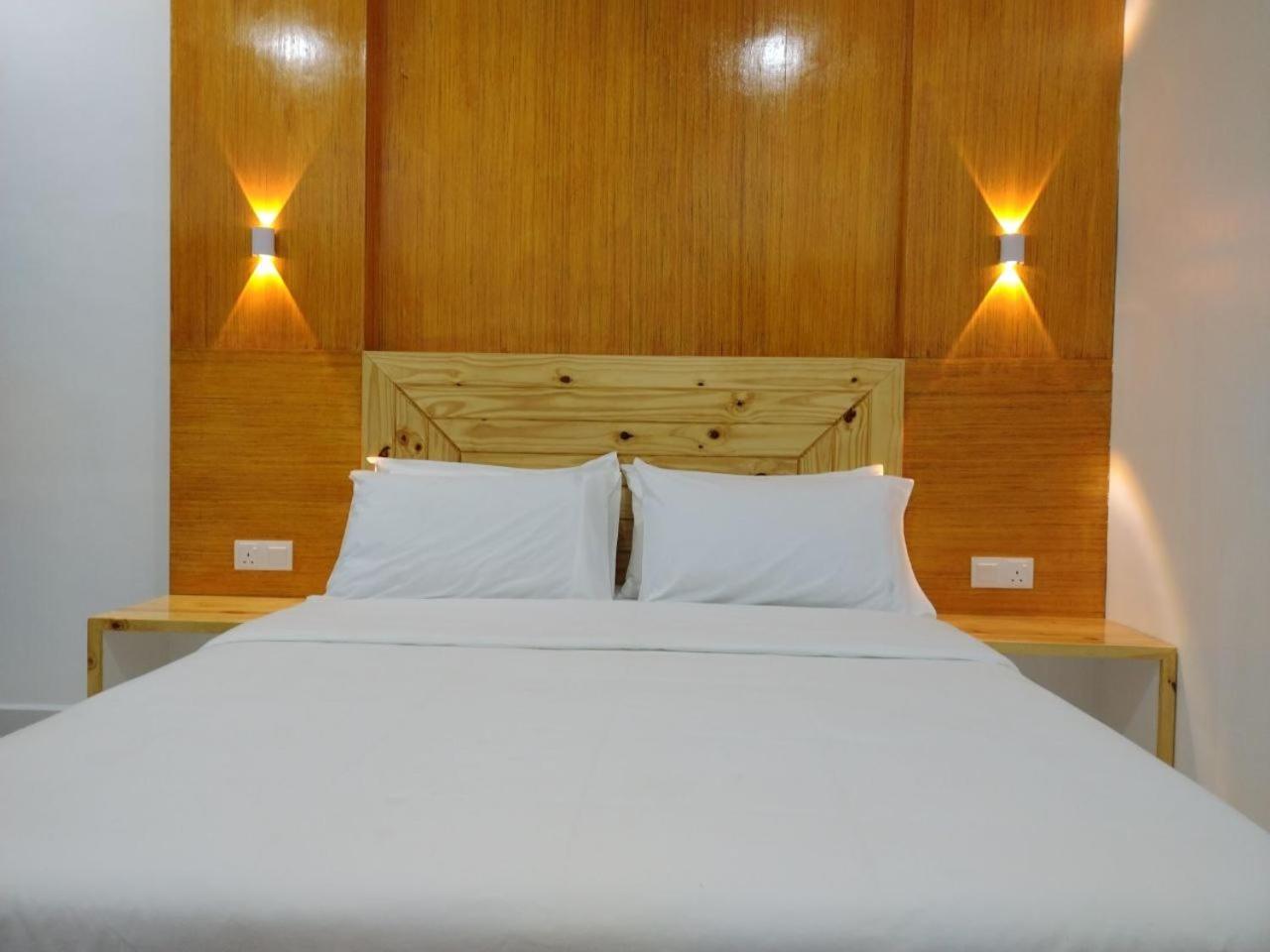 Queen Room photo 2