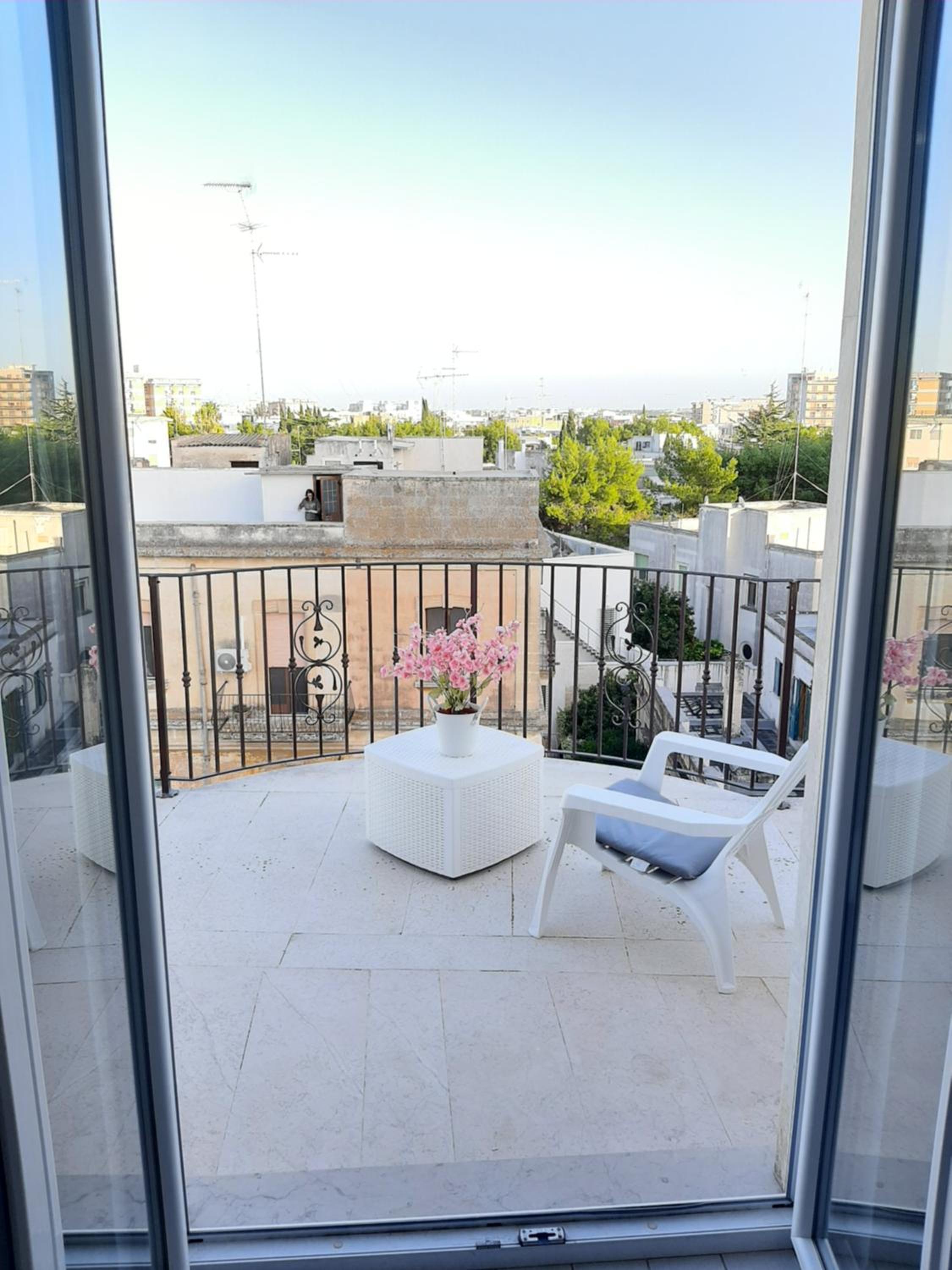 Large Double Room - Photo 6