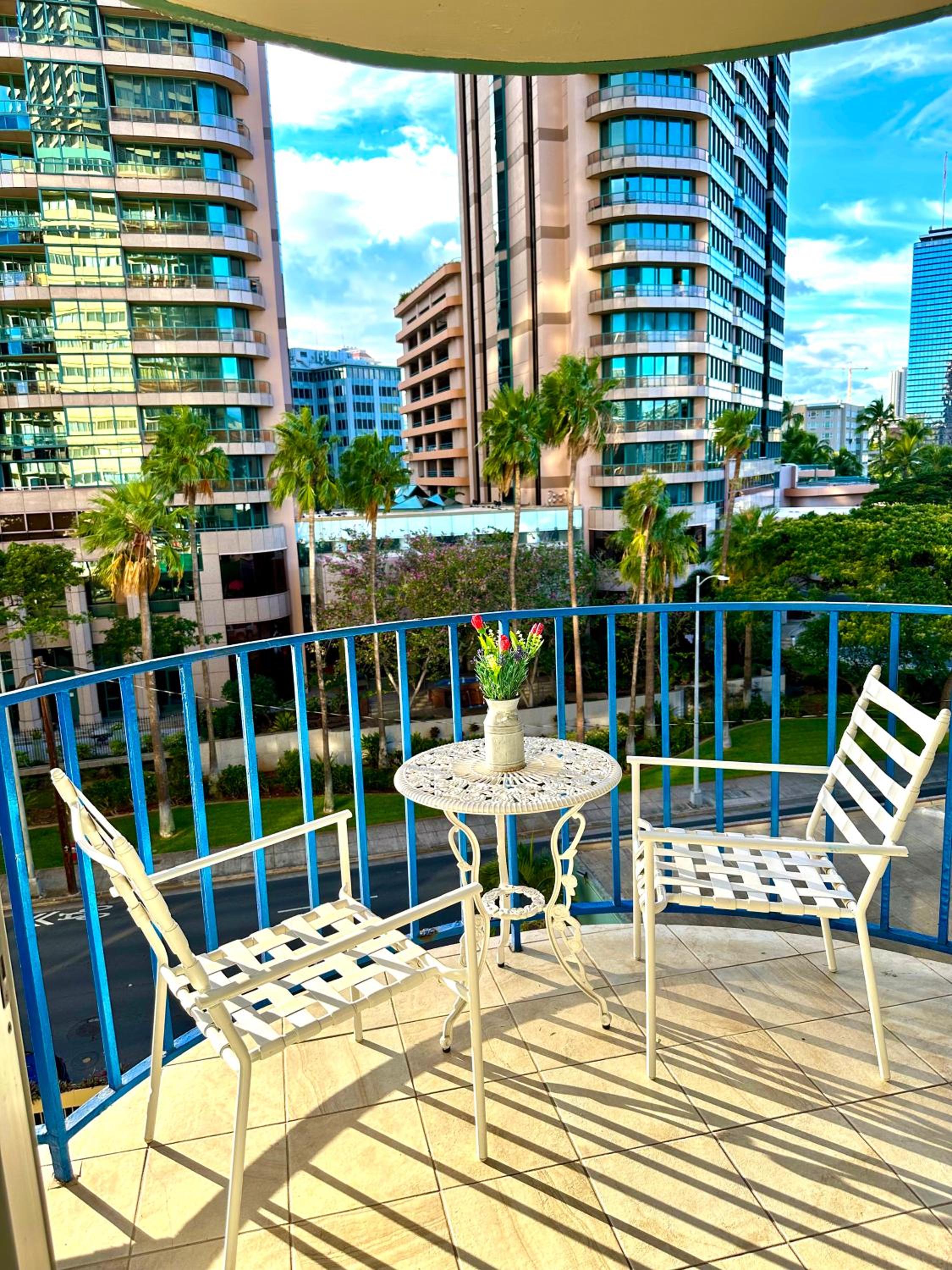 WAIKIKI 2 BEDROOMS, 1 BATH, FREE PARKING, SLEEP 6: Apartment with Pool View photo