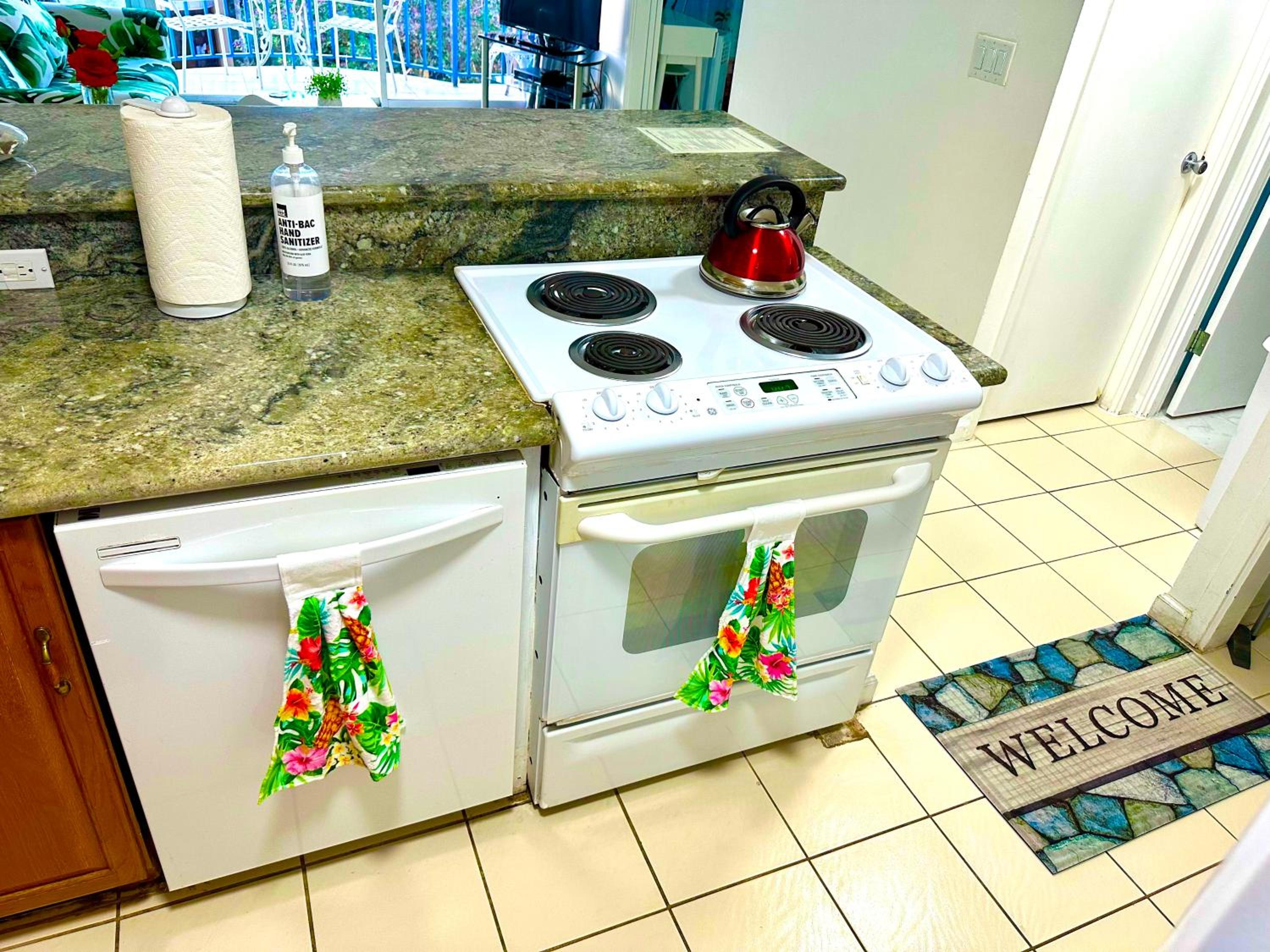 WAIKIKI 2 BEDROOMS, 1 BATH, FREE PARKING, SLEEP 6: Apartment with Pool View photo