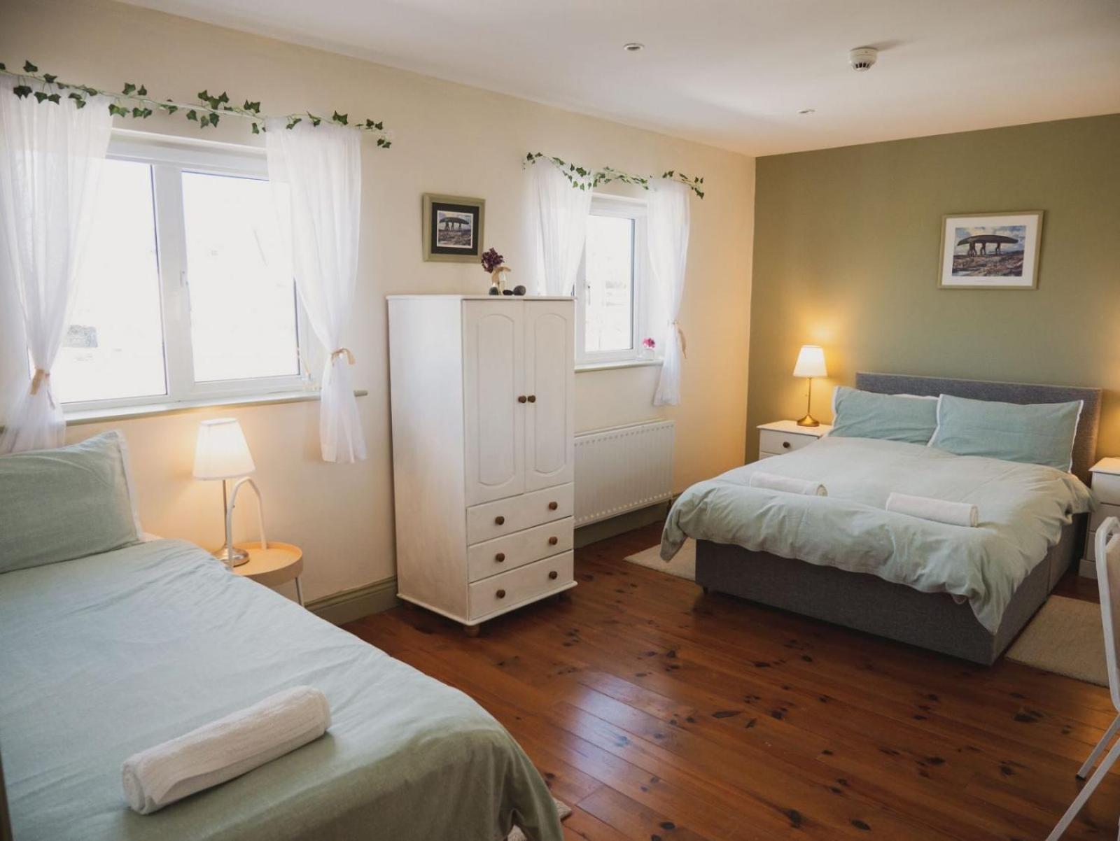 Six-Bedroom House photo 2