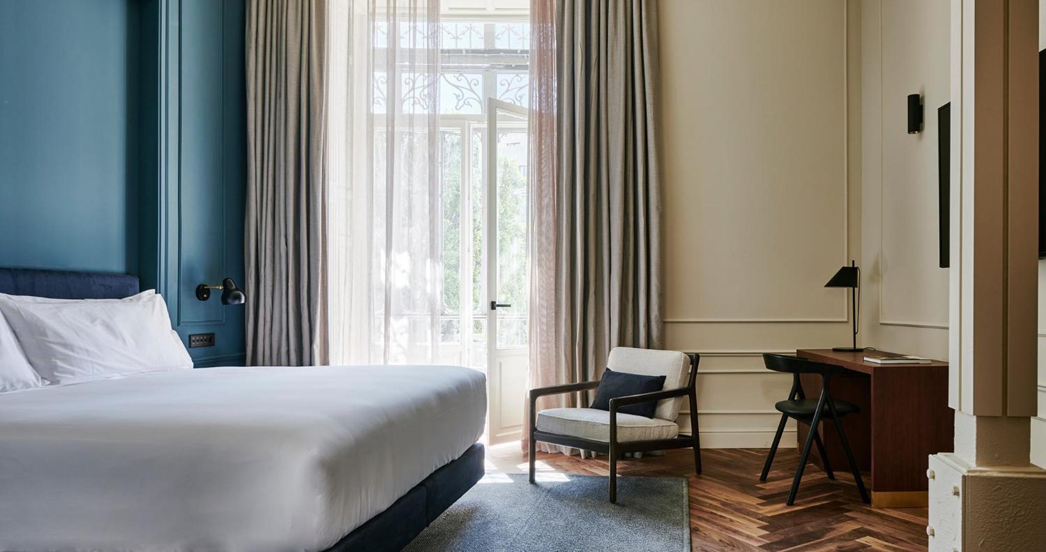 Premium Double Room with views - Photo 6