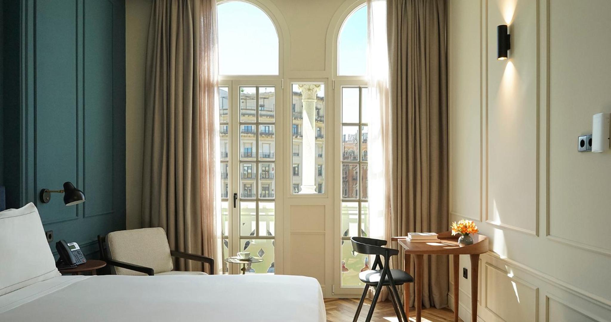 Premium Double Room with views - Photo 3