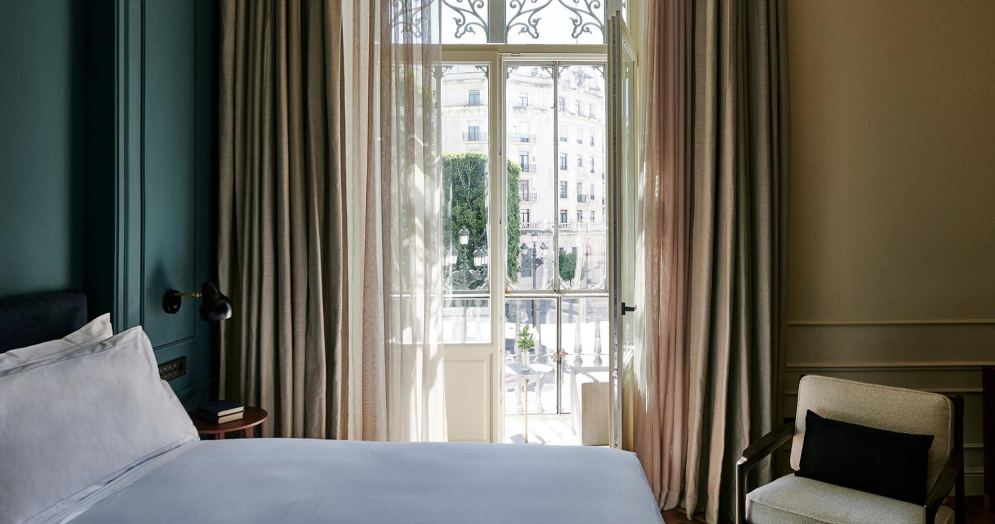 Premium Double Room with views - Photo 5