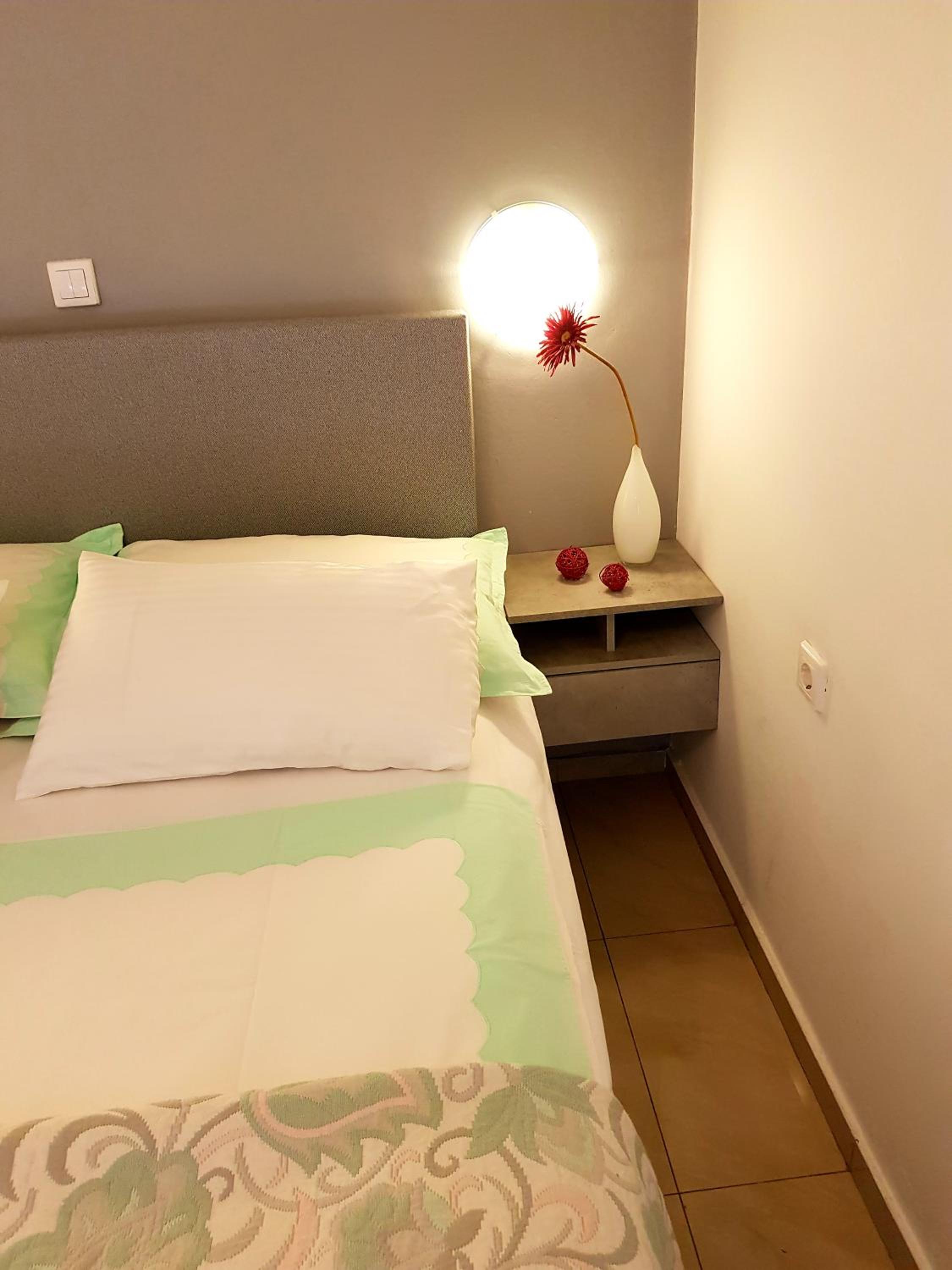 Studio Apartment - Photo 1