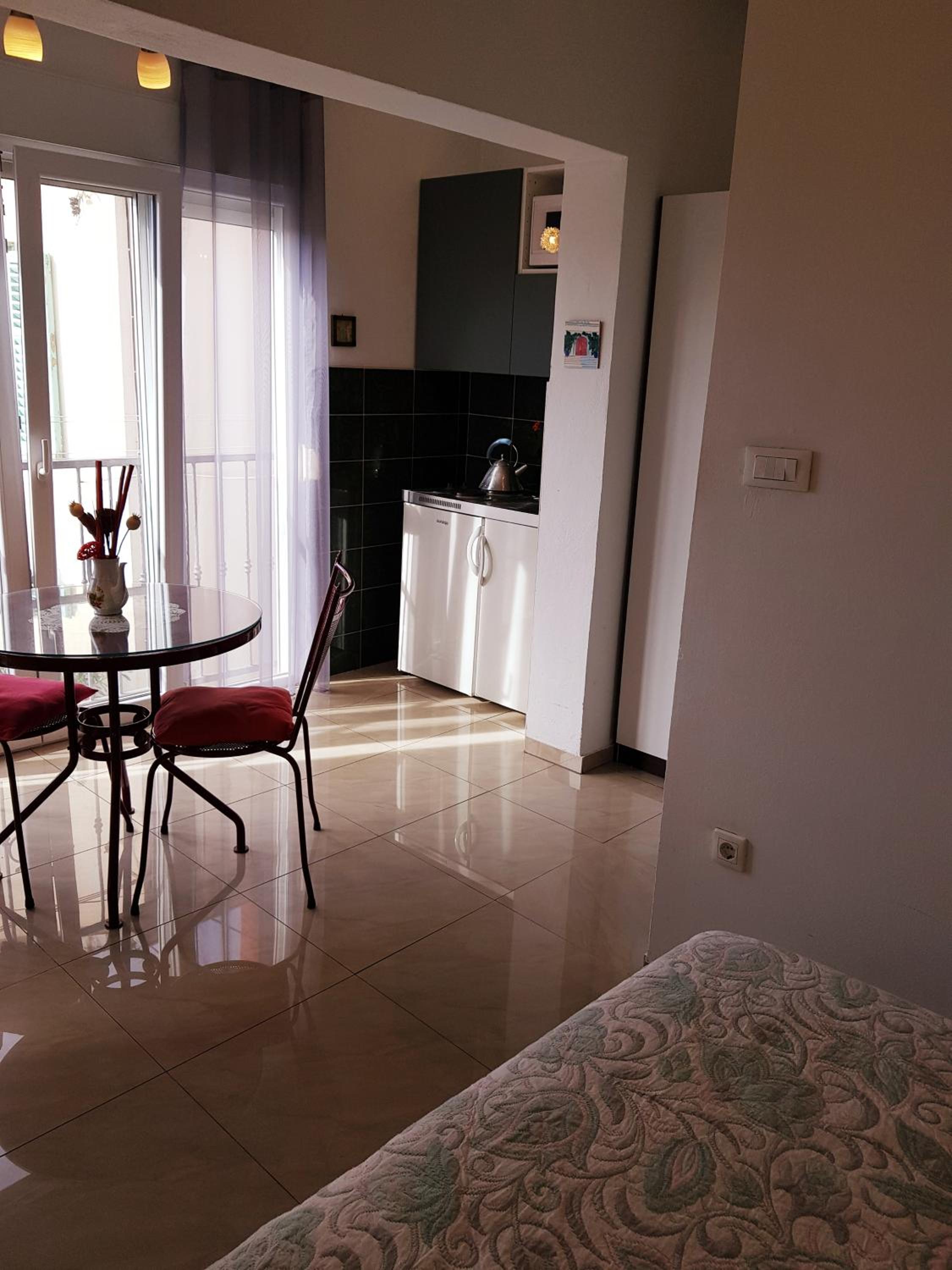 Studio Apartment - Photo 24