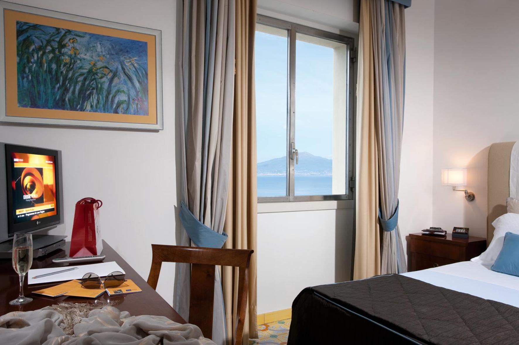 Superior Double Room with Sea View - Photo 5
