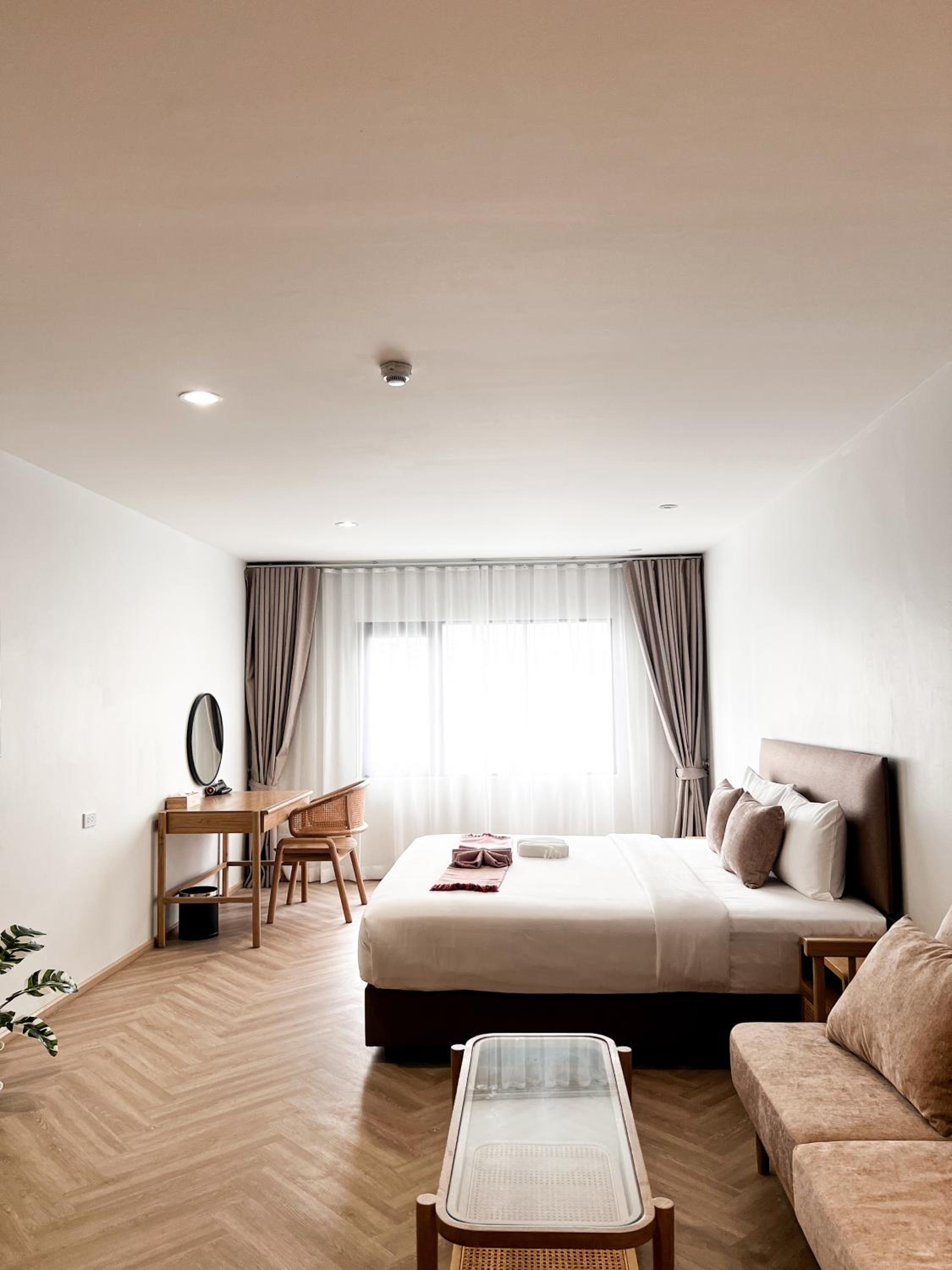 Deluxe King Suite photo 2