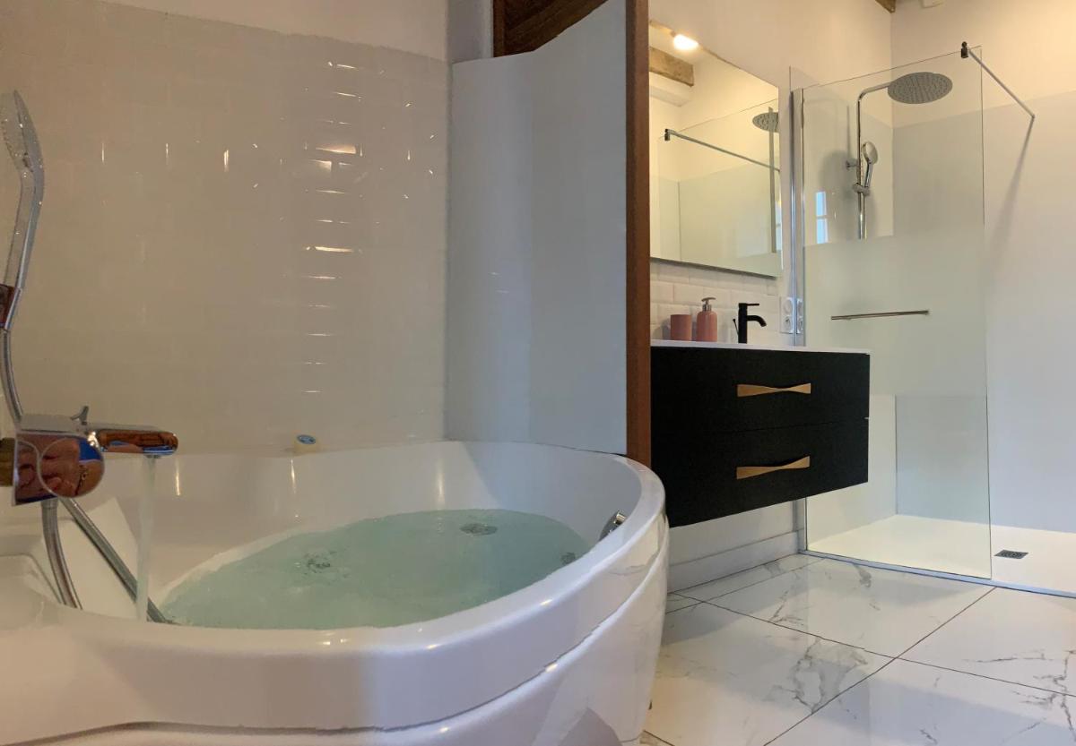 Deluxe Triple Room - Photo 16