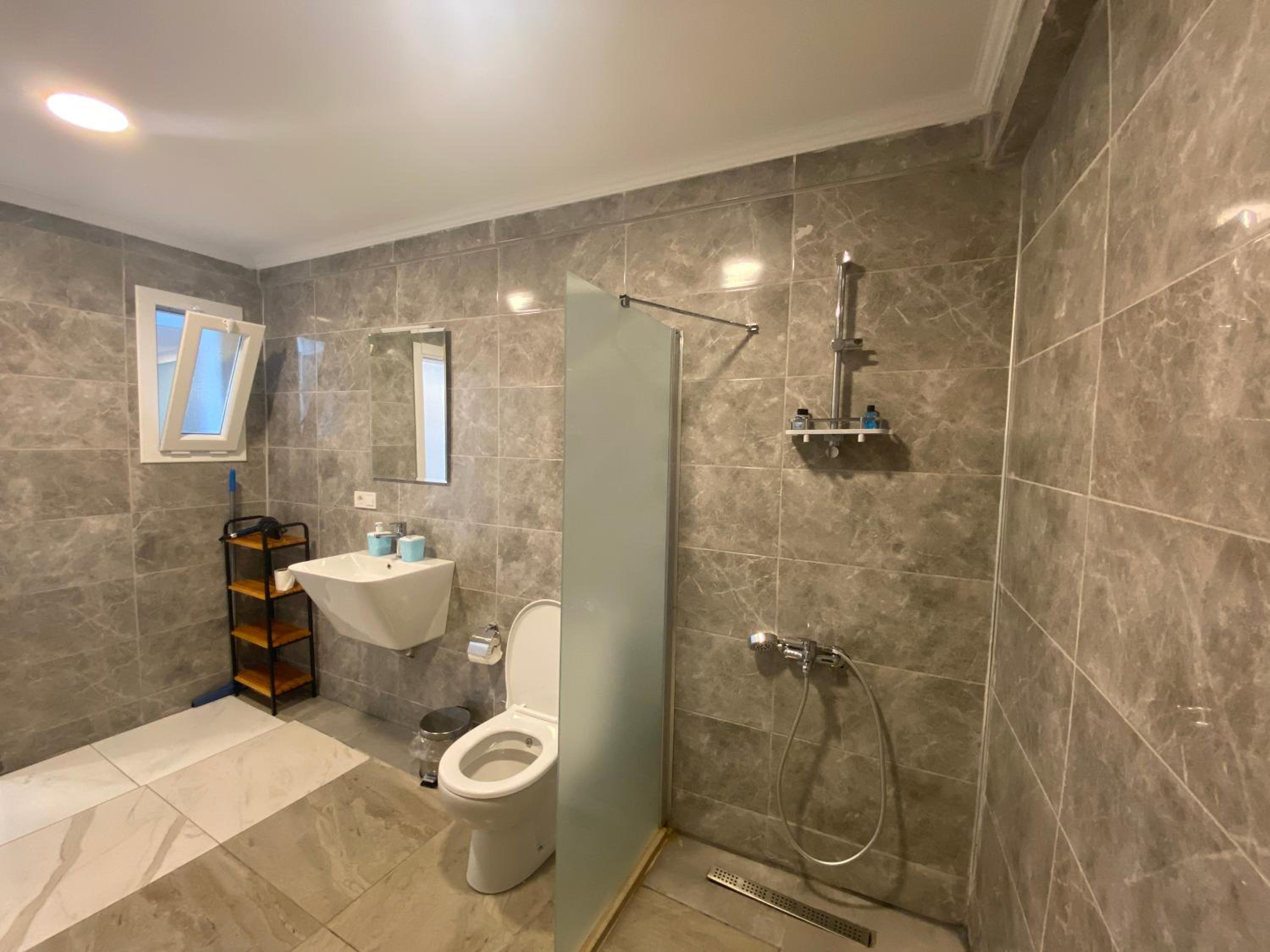 Quadruple Room with Bathroom - Photo 3