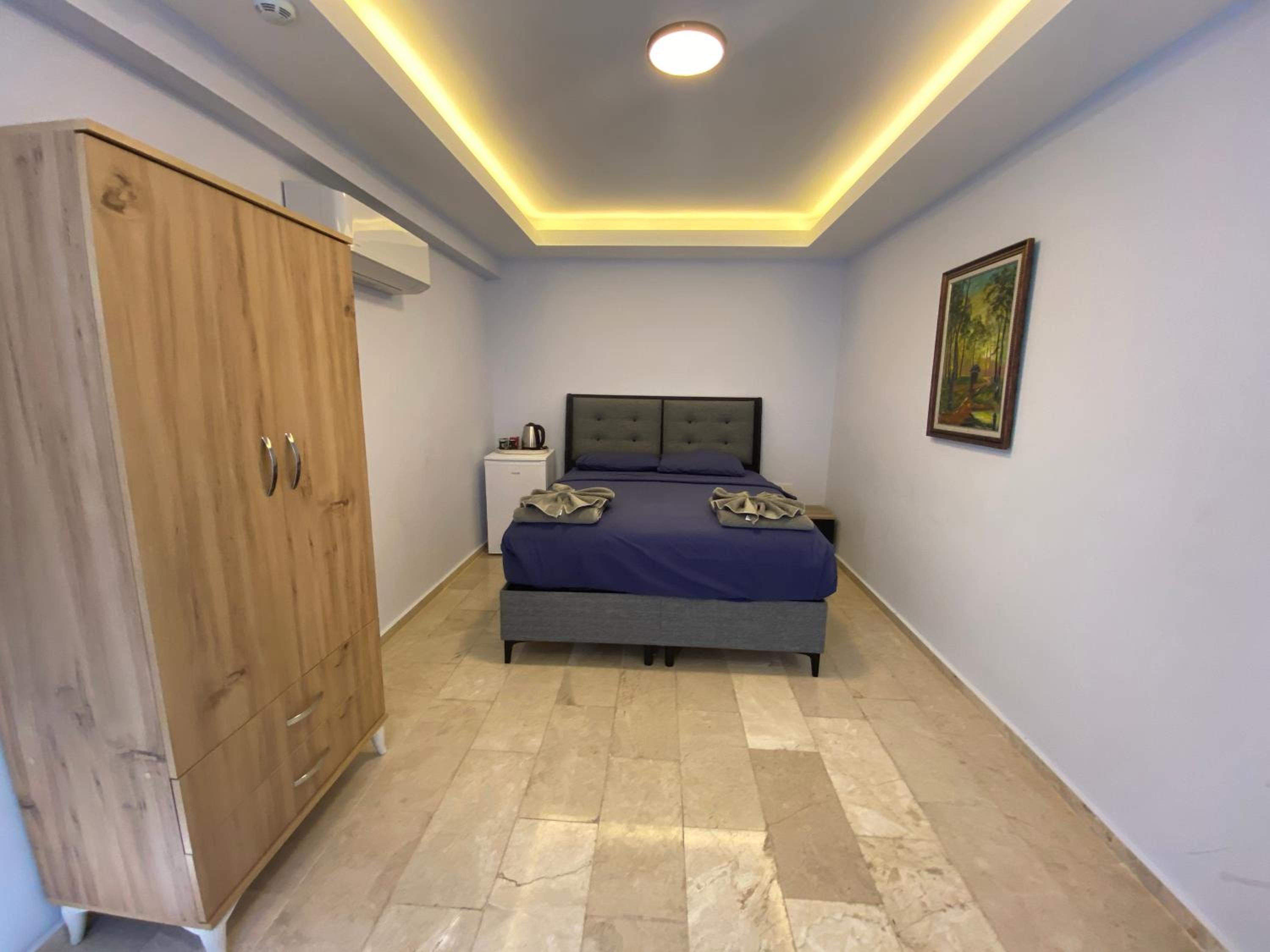 Quadruple Room with Bathroom - Photo 1