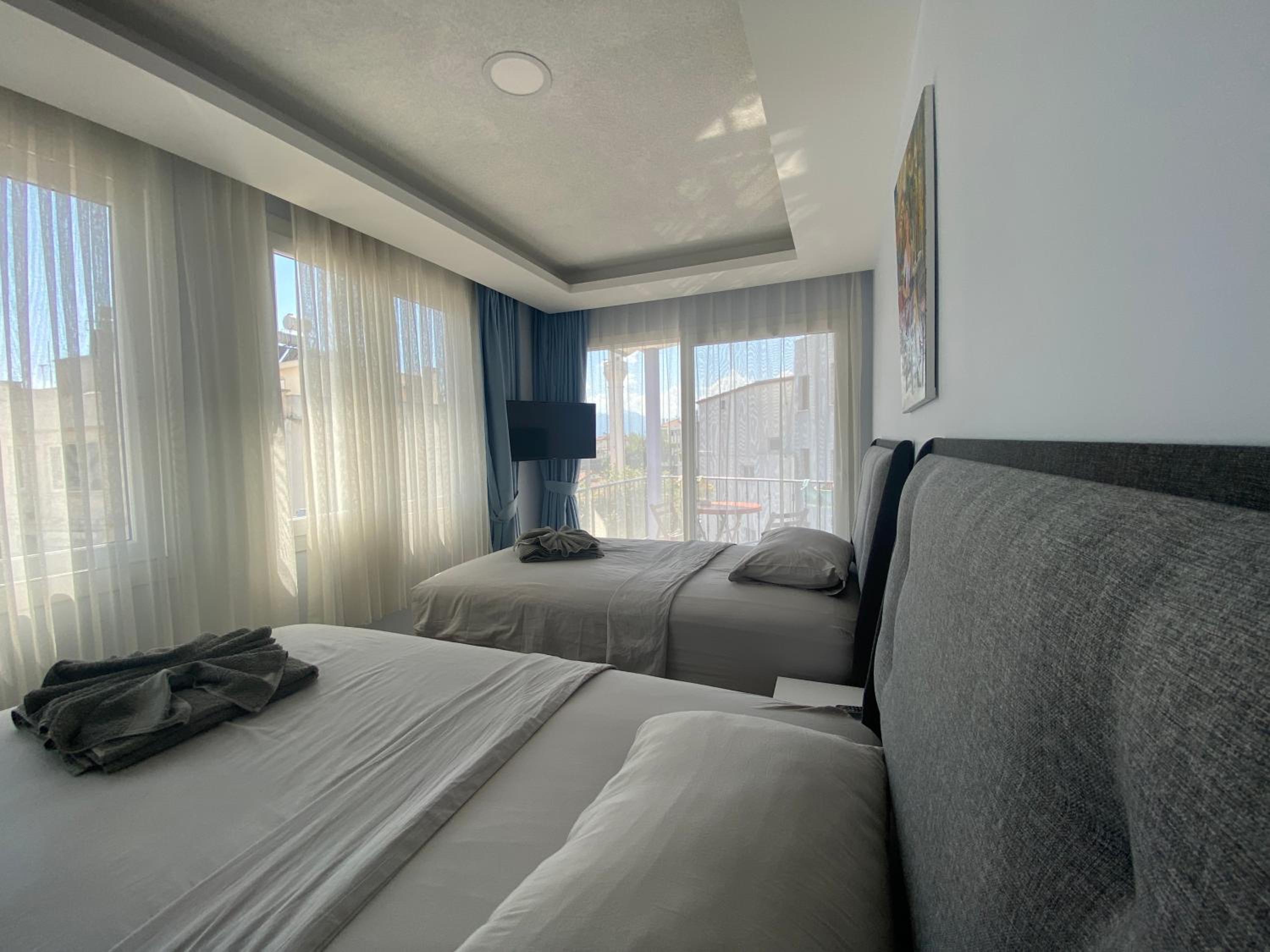 Standard Twin Room with Sea View - Photo 3