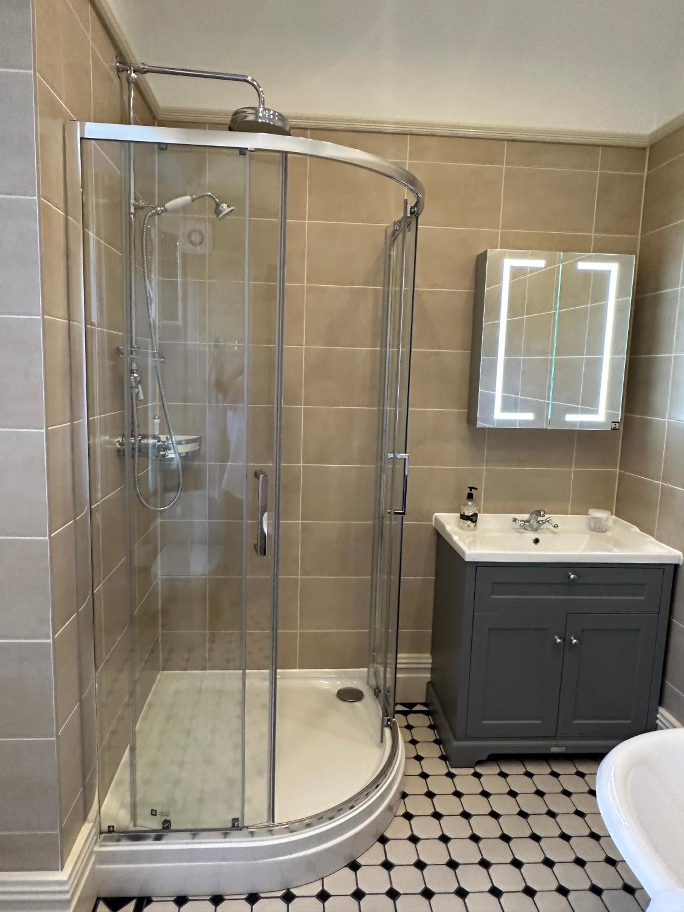 Deluxe Double Room with Bath - Photo 2