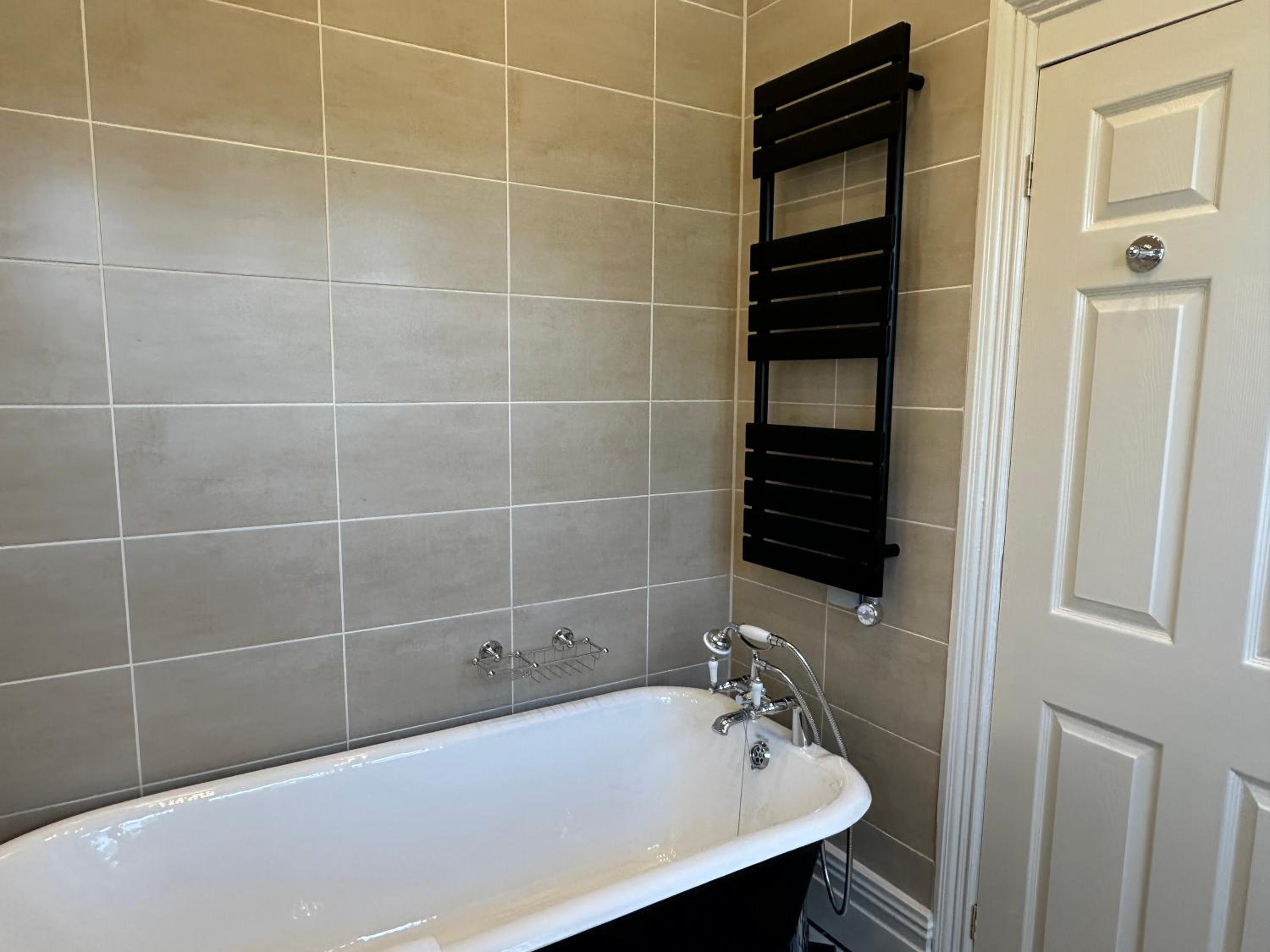 Deluxe Double Room with Bath - Photo 3