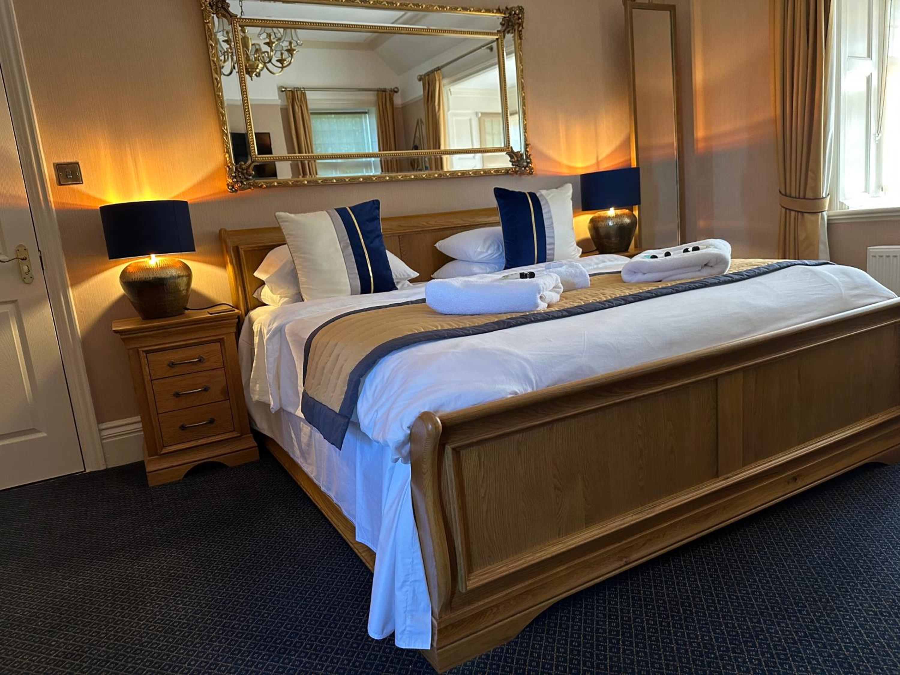 Deluxe Double Room with Bath - Photo 4