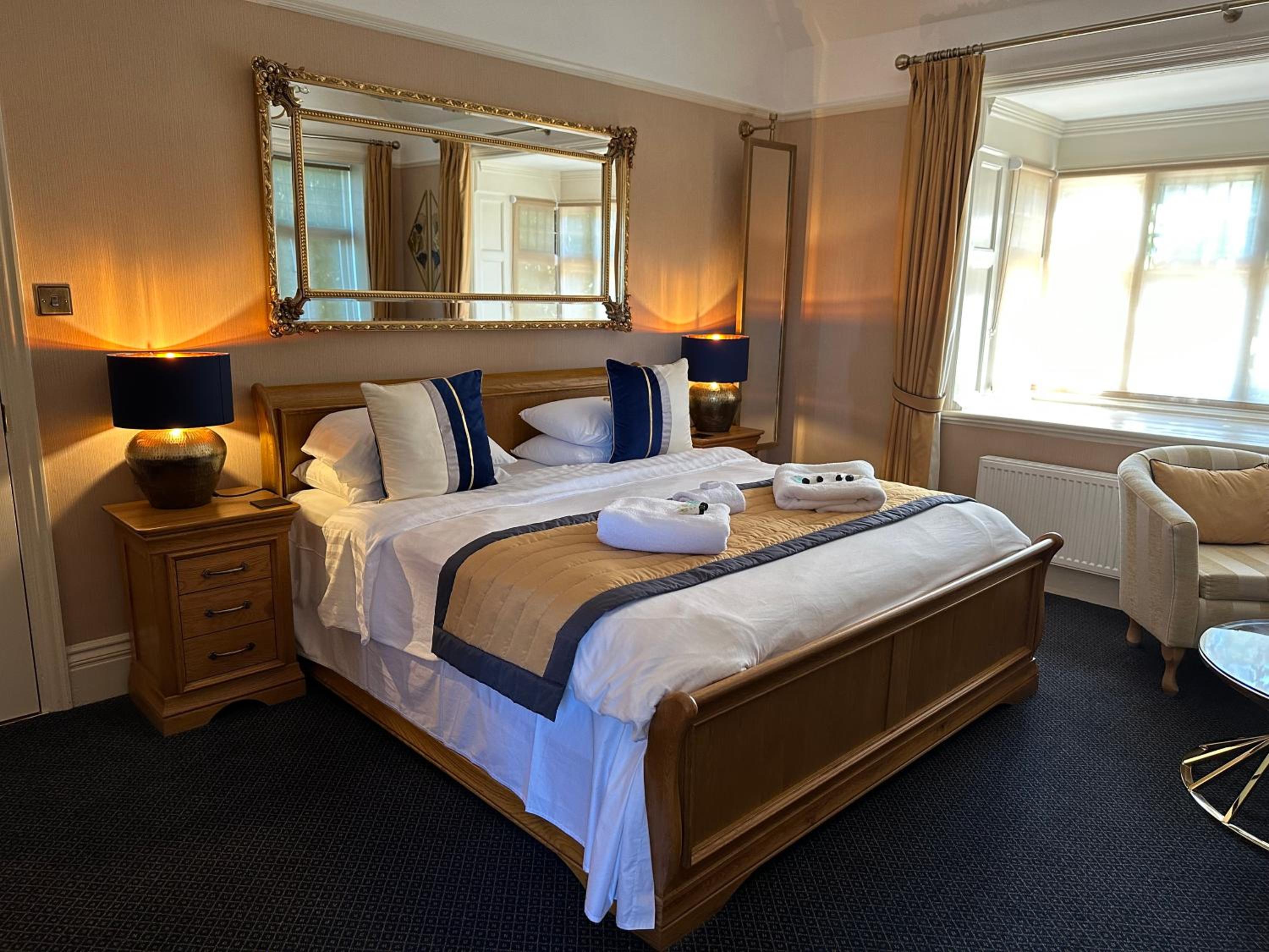 Deluxe Double Room with Bath - Photo 5